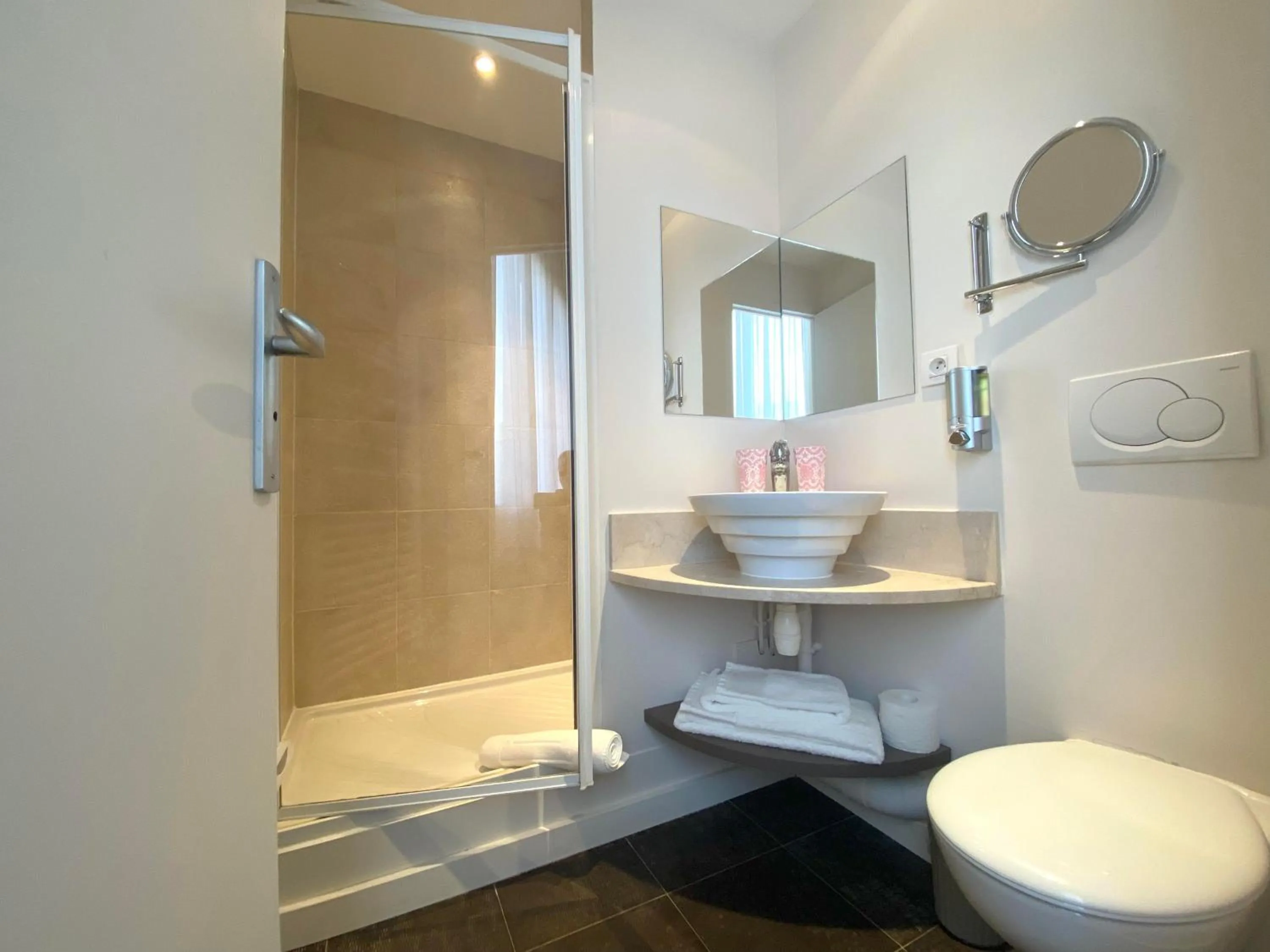 Bathroom in La Villa Paris - B&B