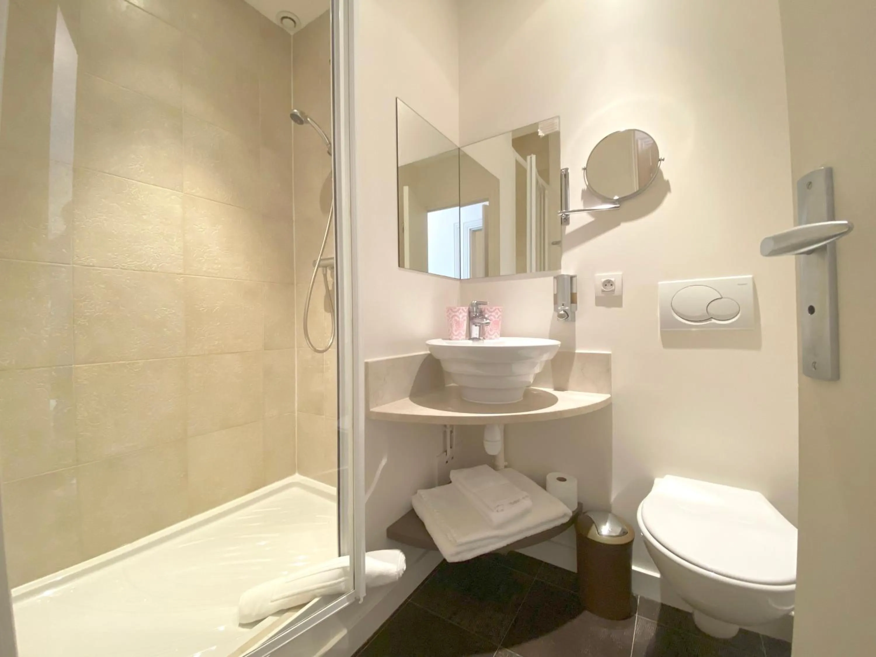 Bathroom in La Villa Paris - B&B