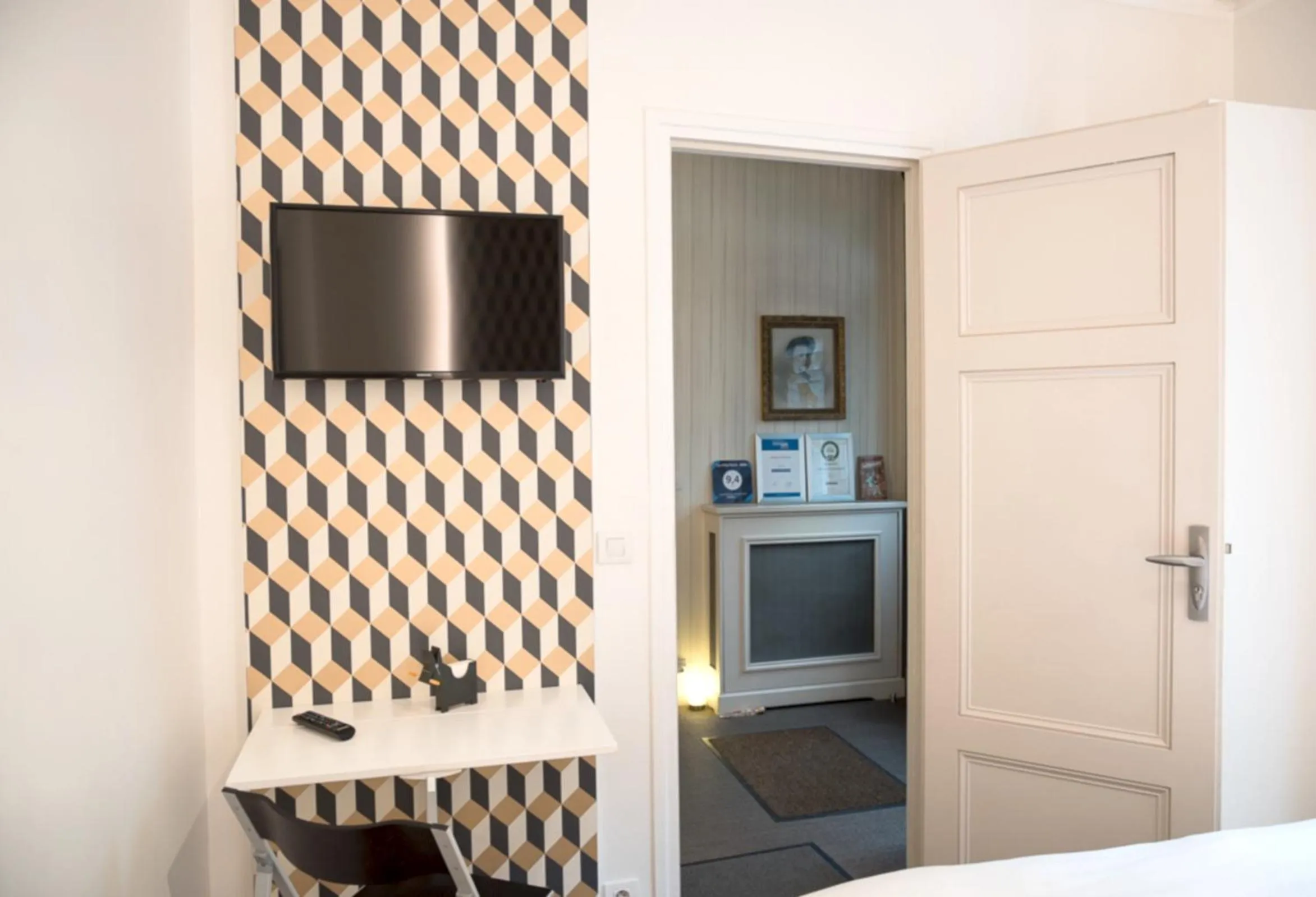 TV and multimedia in La Villa Paris - B&B