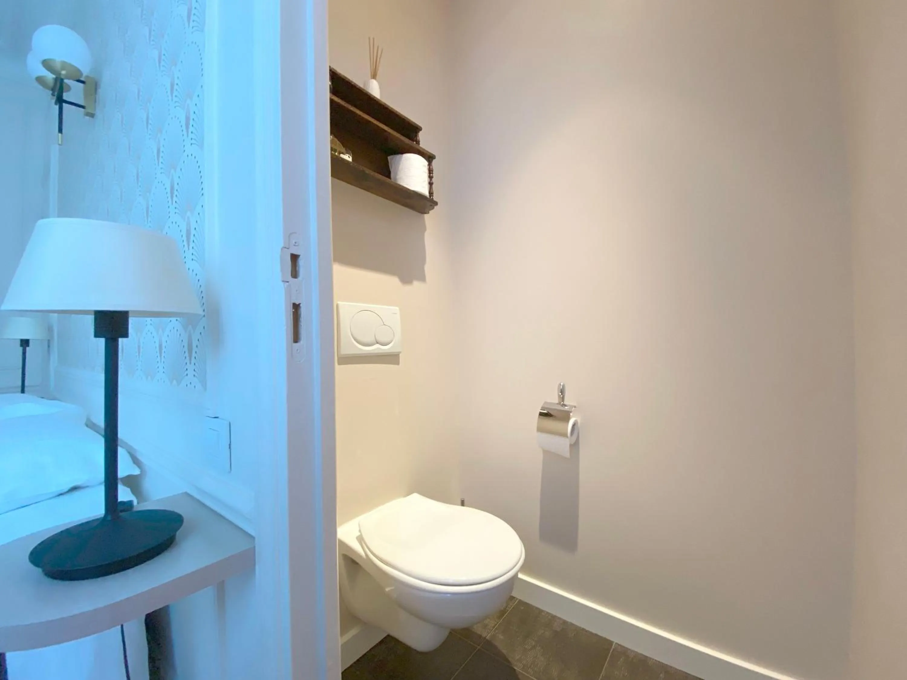 Bathroom in La Villa Paris - B&B