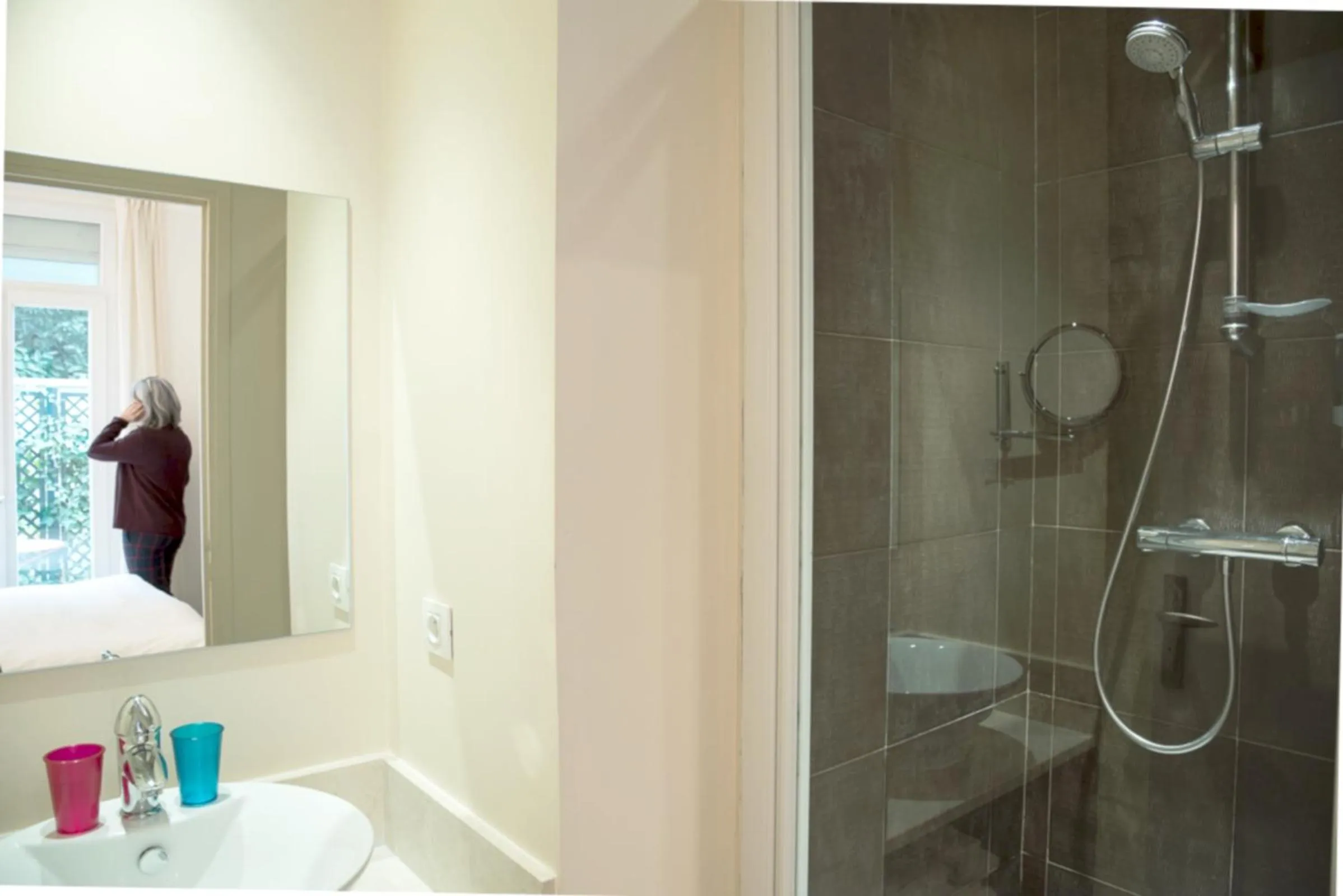 Bathroom in La Villa Paris - B&B