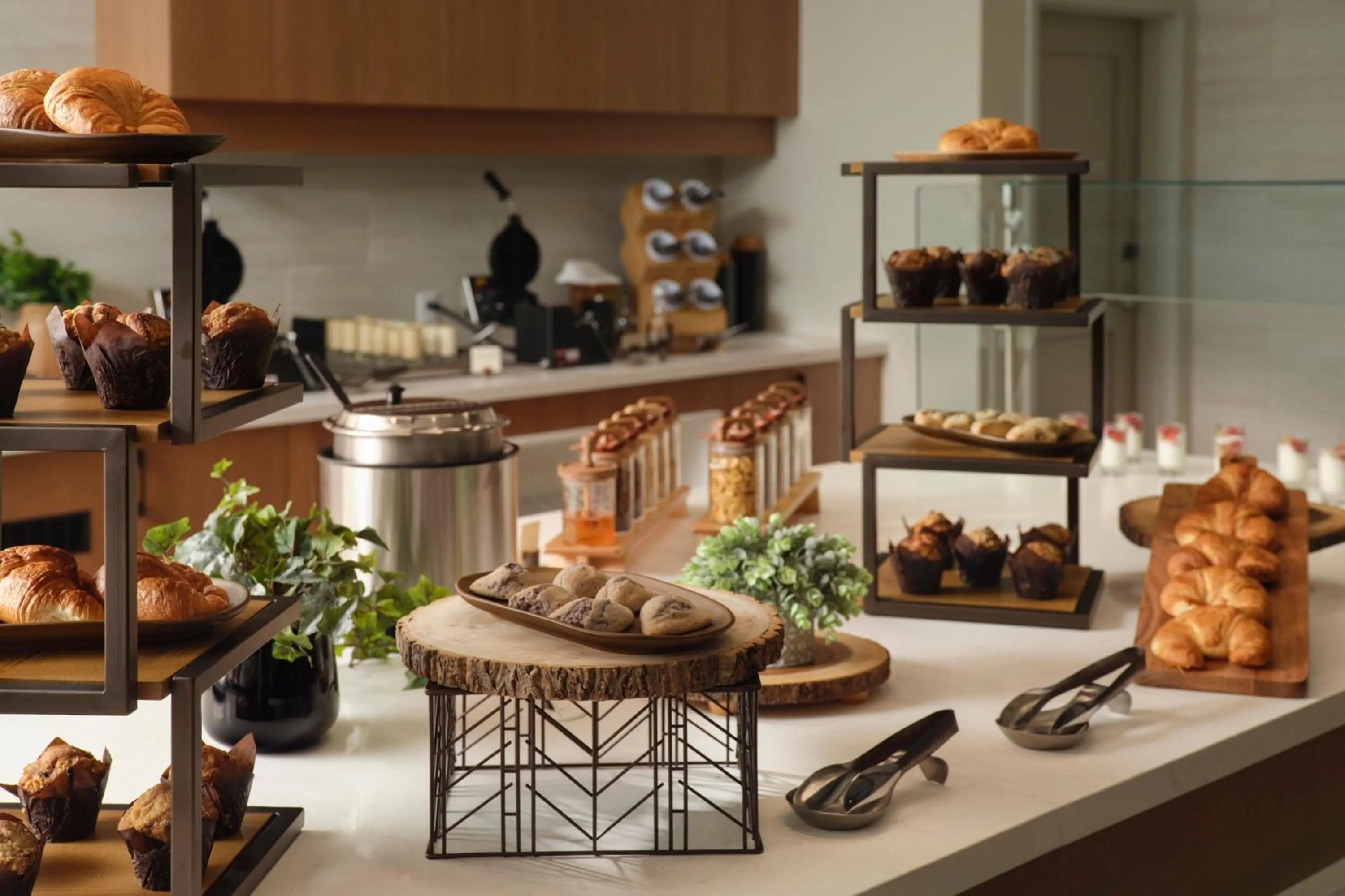 Breakfast in Inn at Bellefield Residence Inn by Marriott