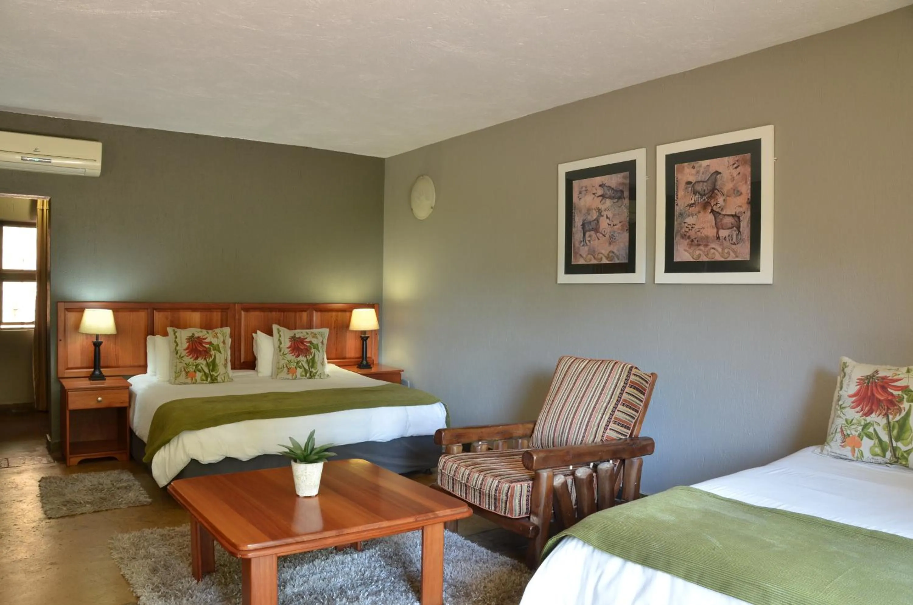 Photo of the whole room, Bed in eBundu Lodge