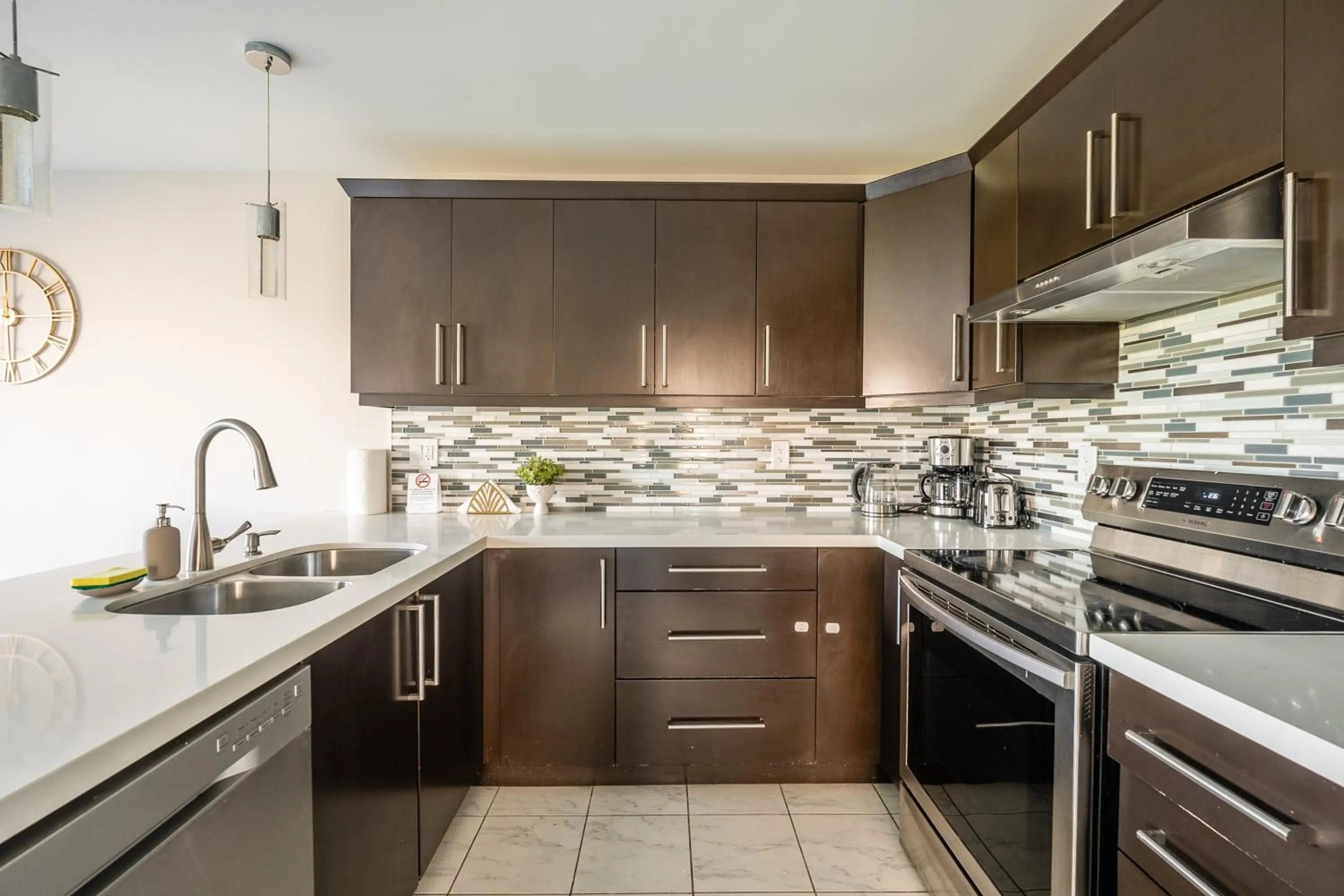 Kitchen or kitchenette in GlobalStay 3 Bedroom House with Parking Brampton