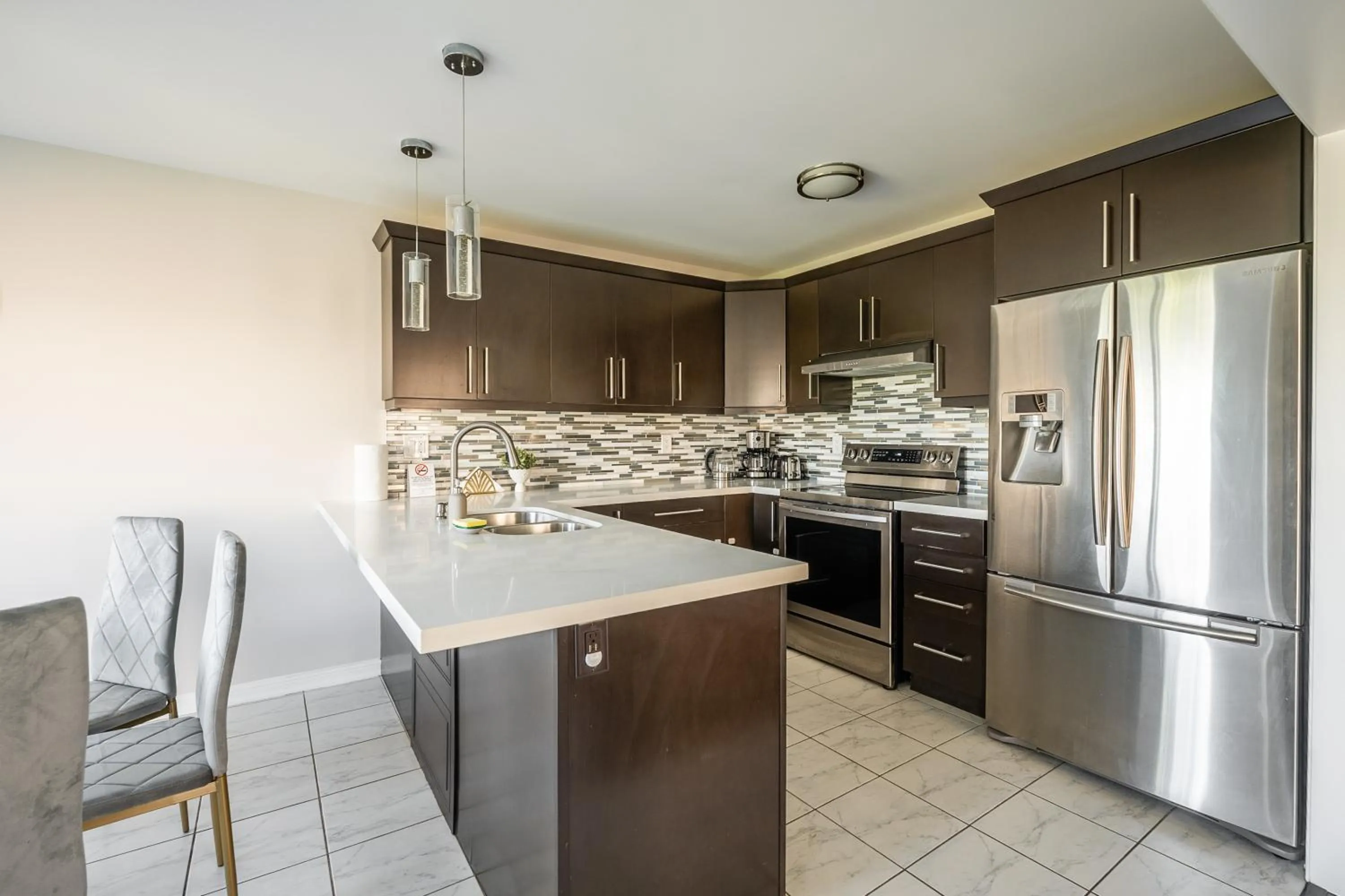 Kitchen or kitchenette in GlobalStay 3 Bedroom House with Parking Brampton