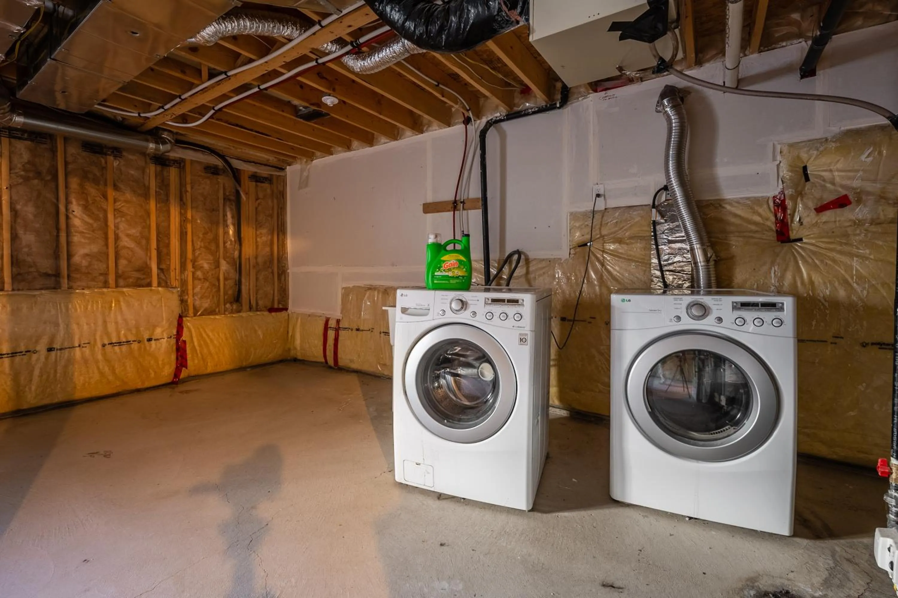 washing machine in GlobalStay 3 Bedroom House with Parking Brampton