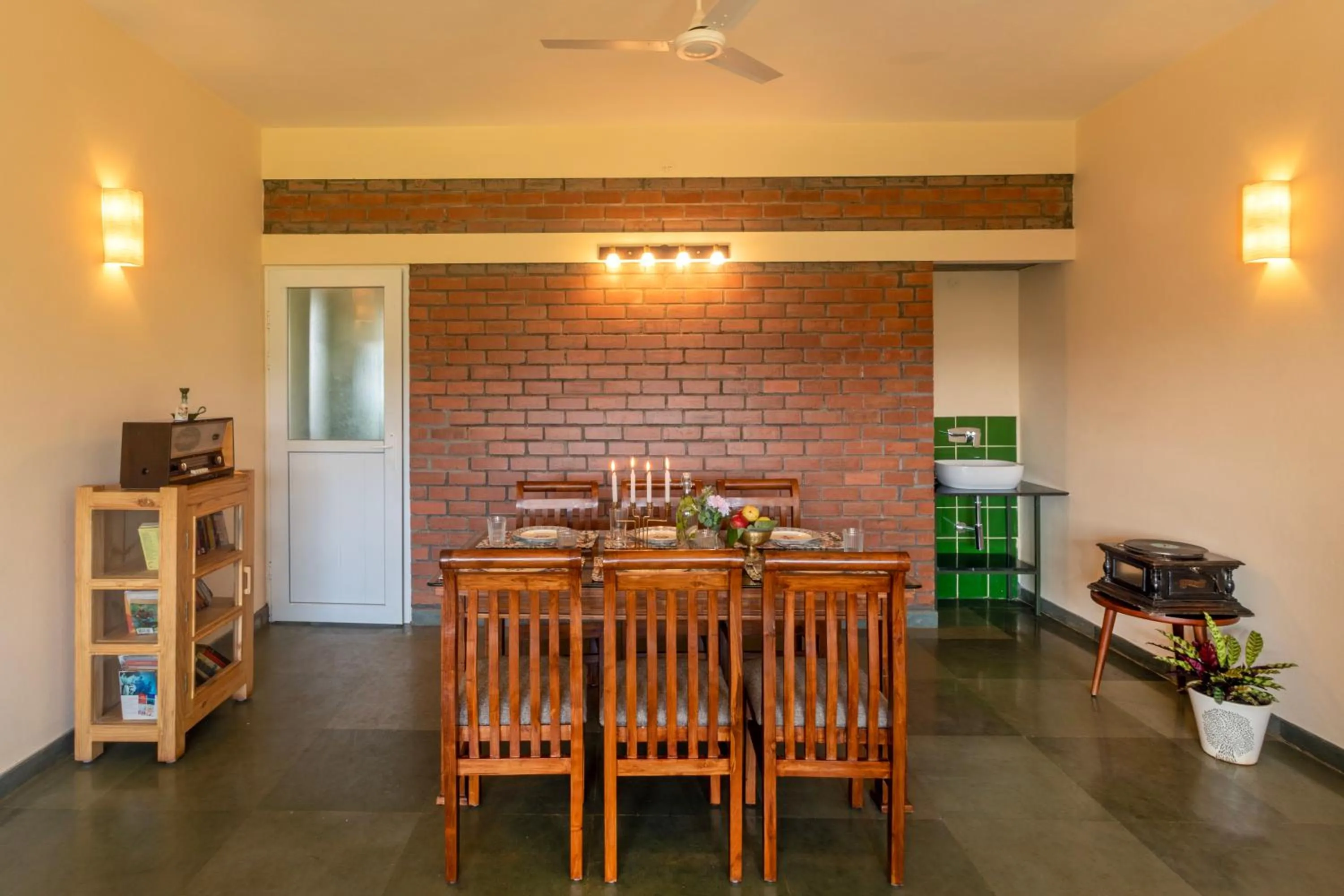 Restaurant/places to eat in Solitude by Nature Resorts and Stays