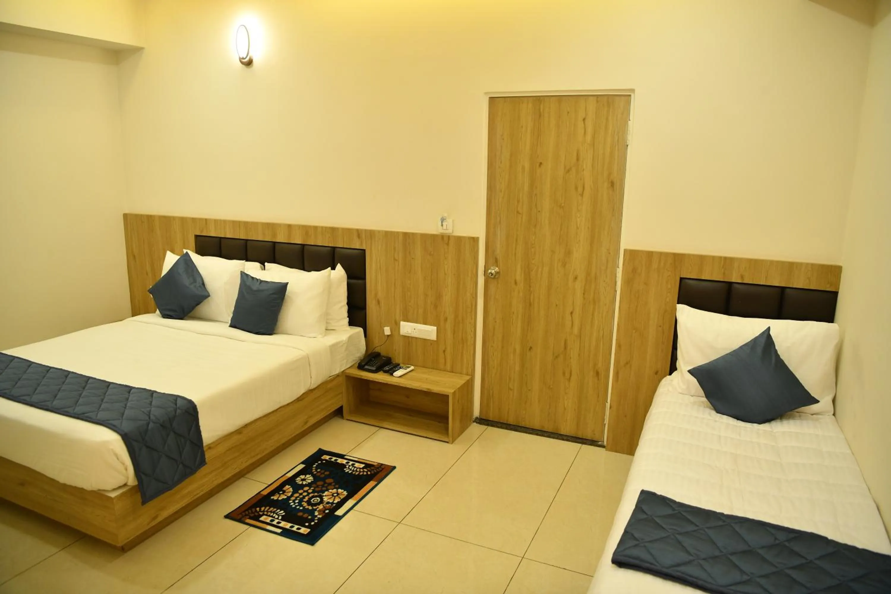 Photo of the whole room, Bed in SIGNATURE INN