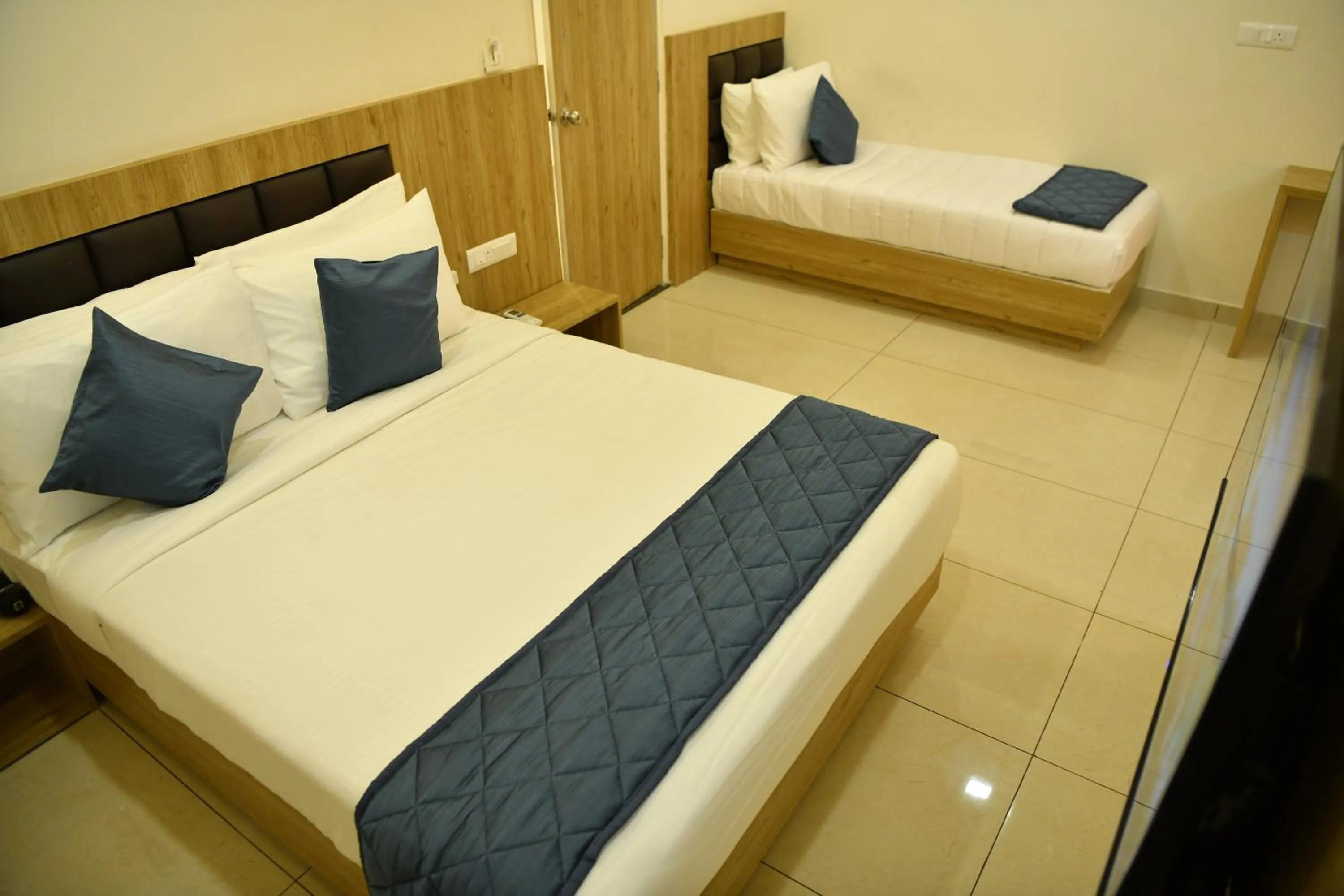 Photo of the whole room, Bed in SIGNATURE INN