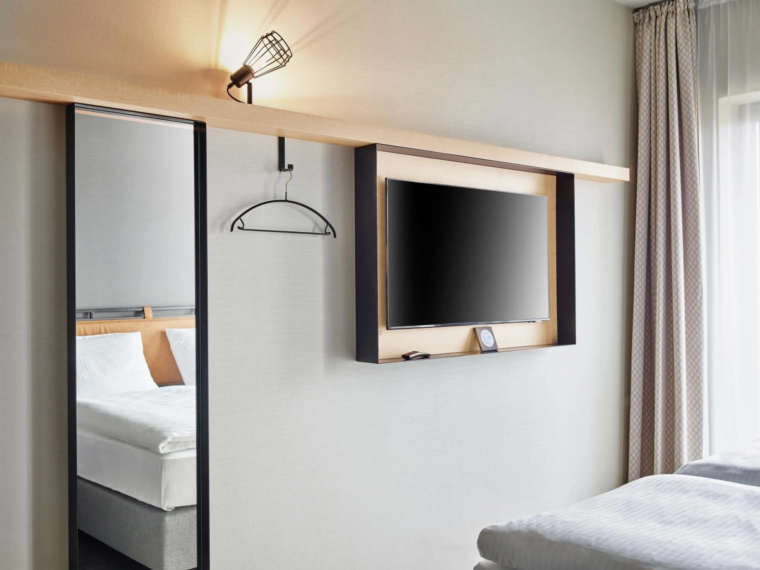 TV and multimedia, Bed in H2 Hotel Saarbrücken