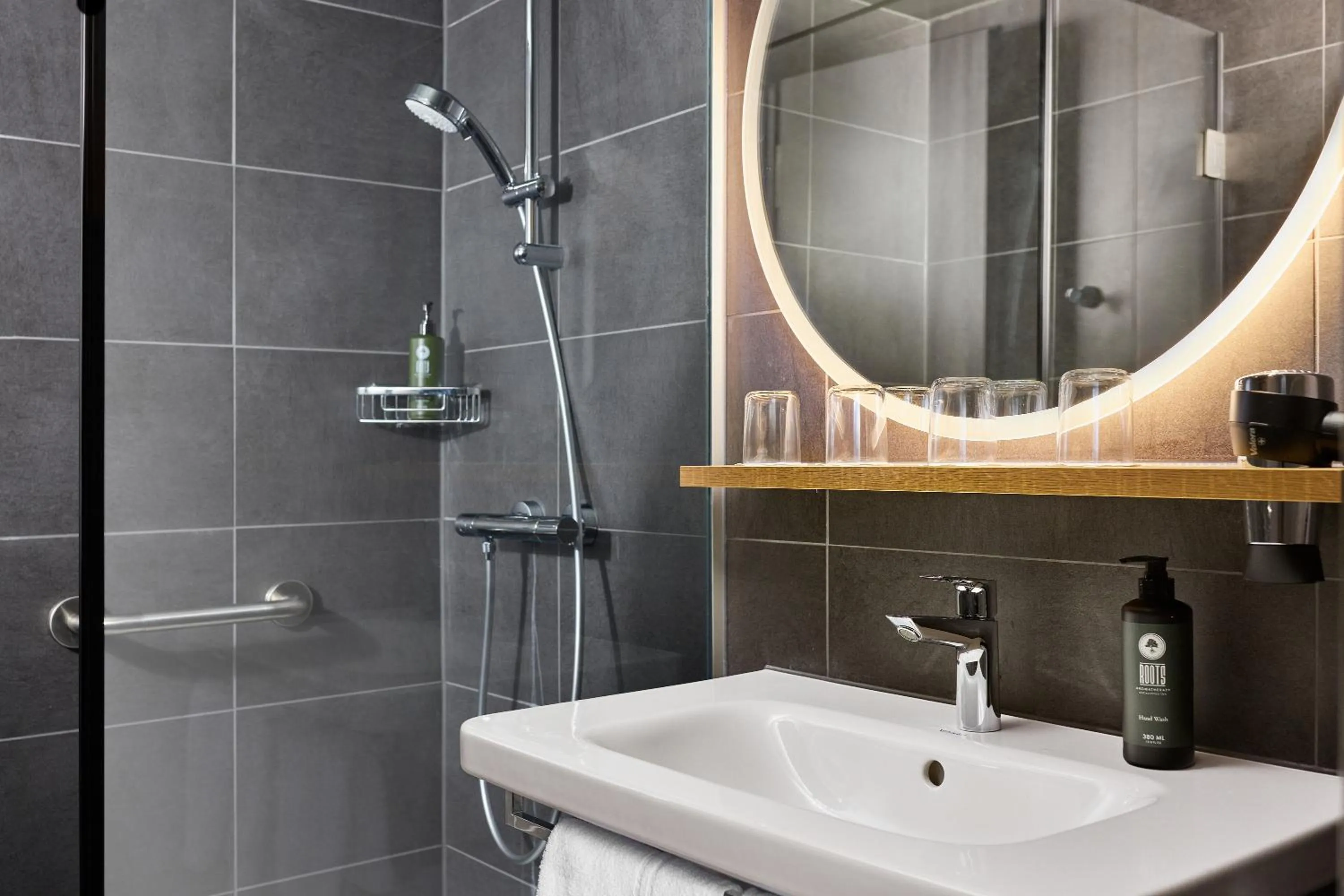 Shower in H2 Hotel Saarbrücken