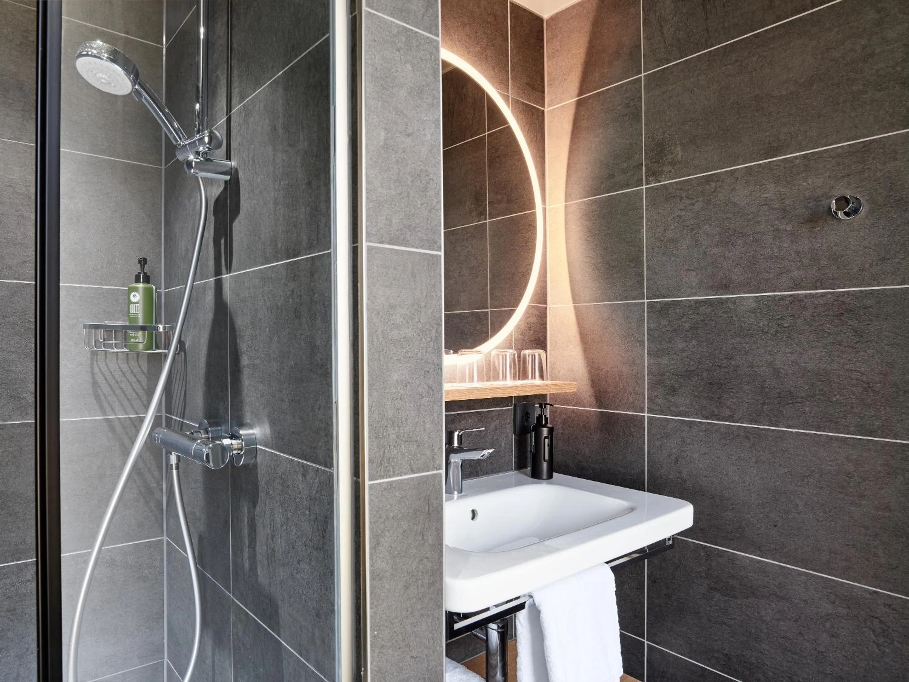 Shower in H2 Hotel Saarbrücken