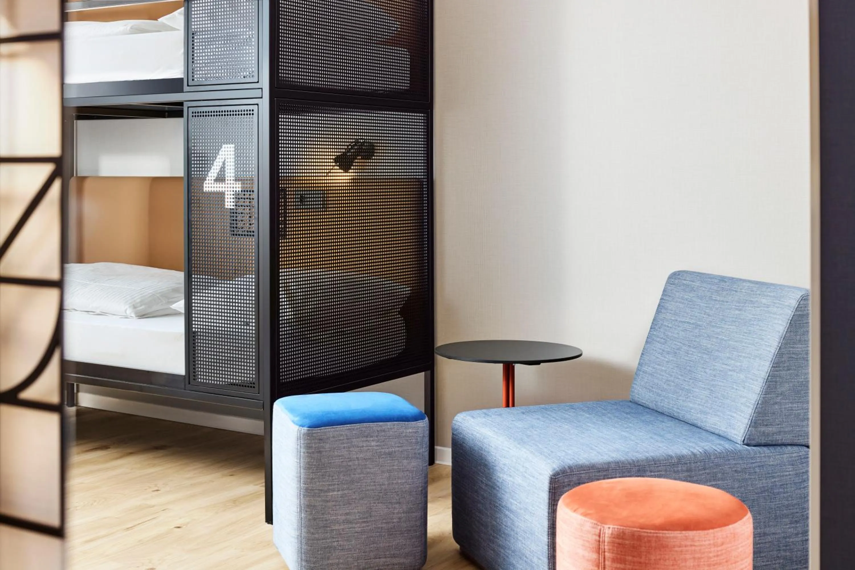 Seating area, Bed in H2 Hotel Wien Schönbrunn