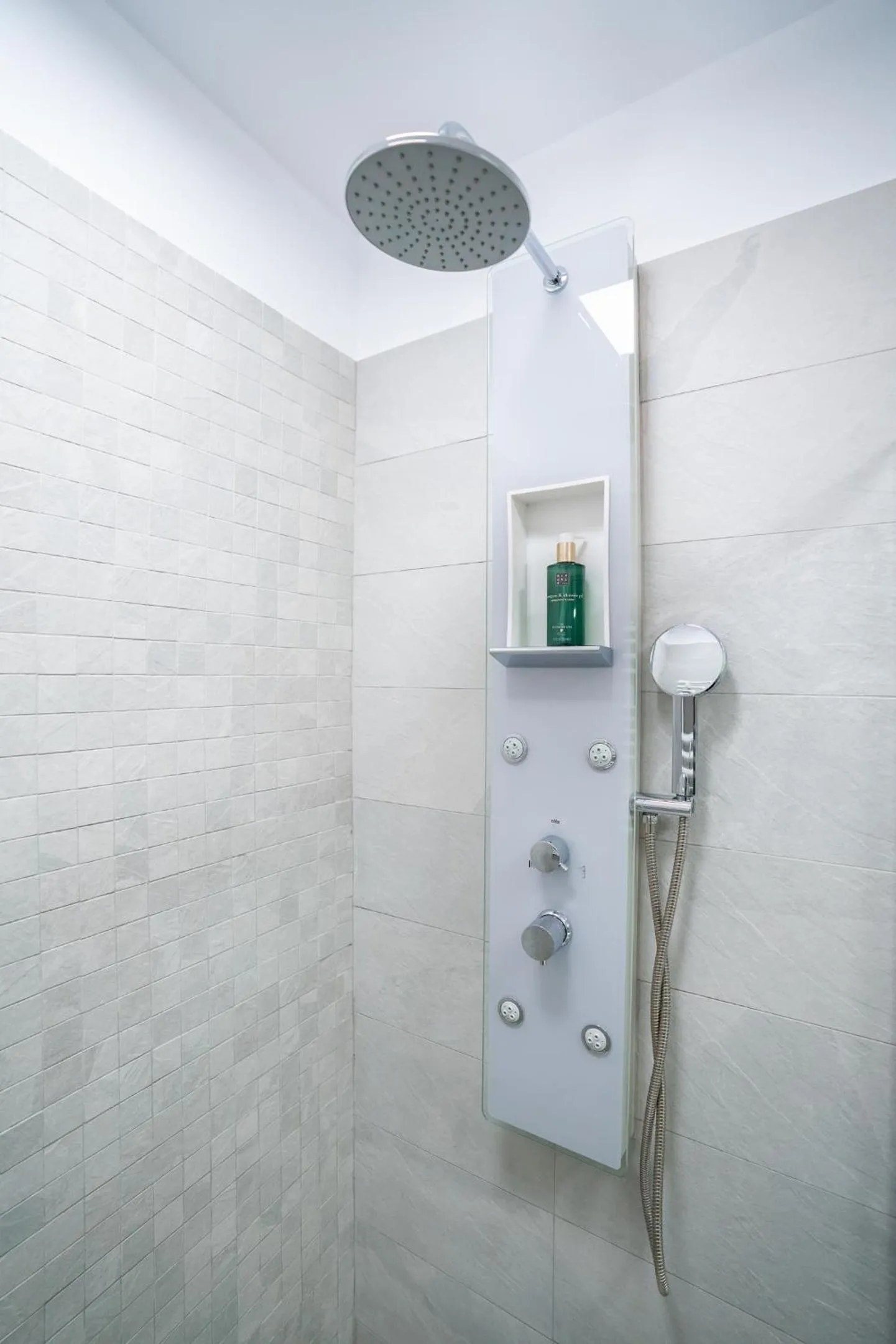 Shower in NOVOS ApartHotel