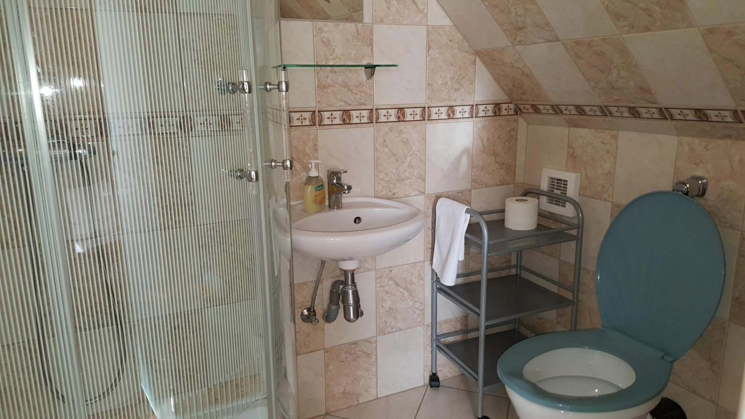 Bathroom in Kitti Panzió
