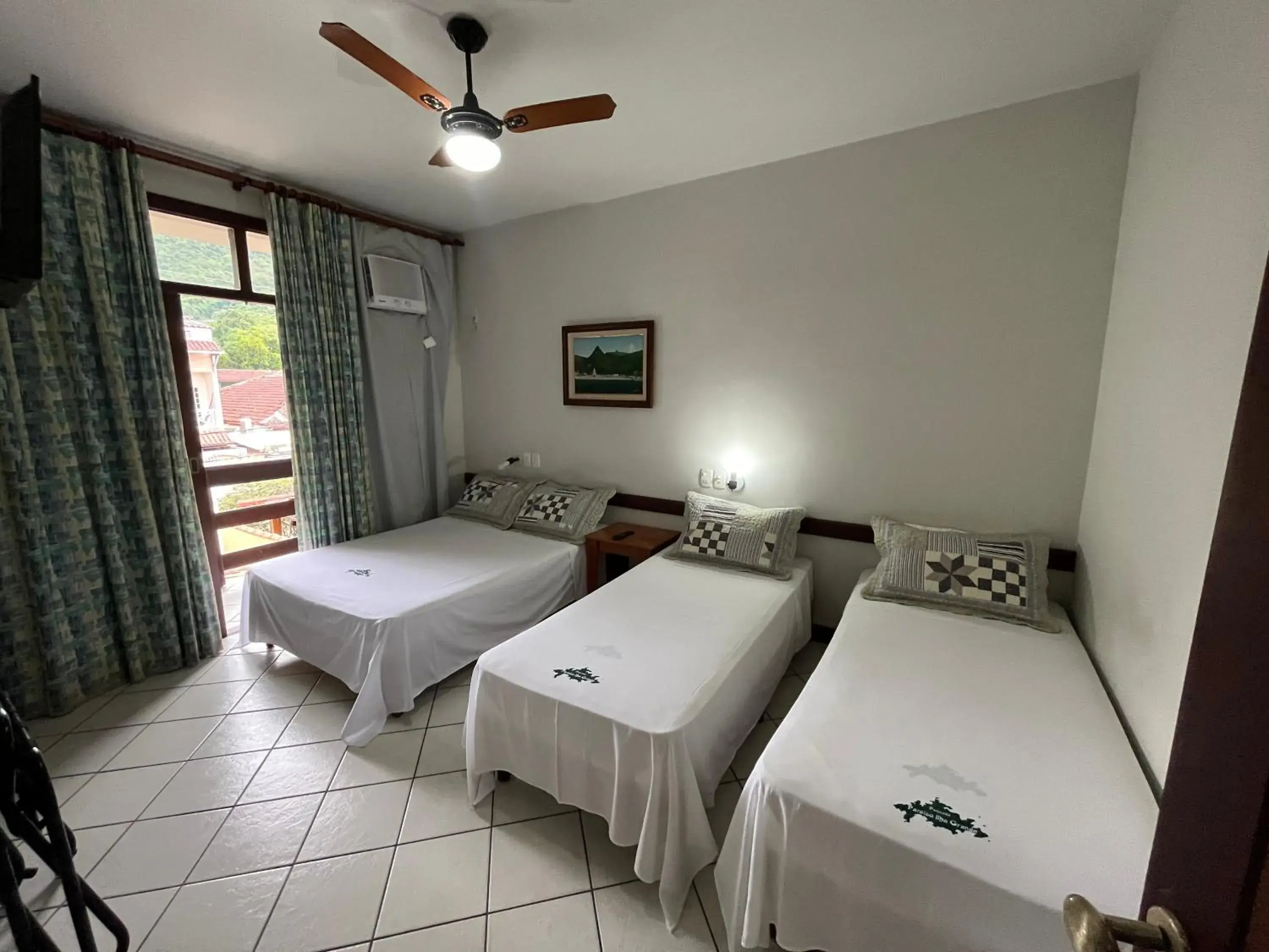 Quadruple Room with Balcony - single occupancy in Pousada Paraíso Ilha Grande Quadruple Room with Balcony - single occupancy in Pousada Paraíso Ilha Grande