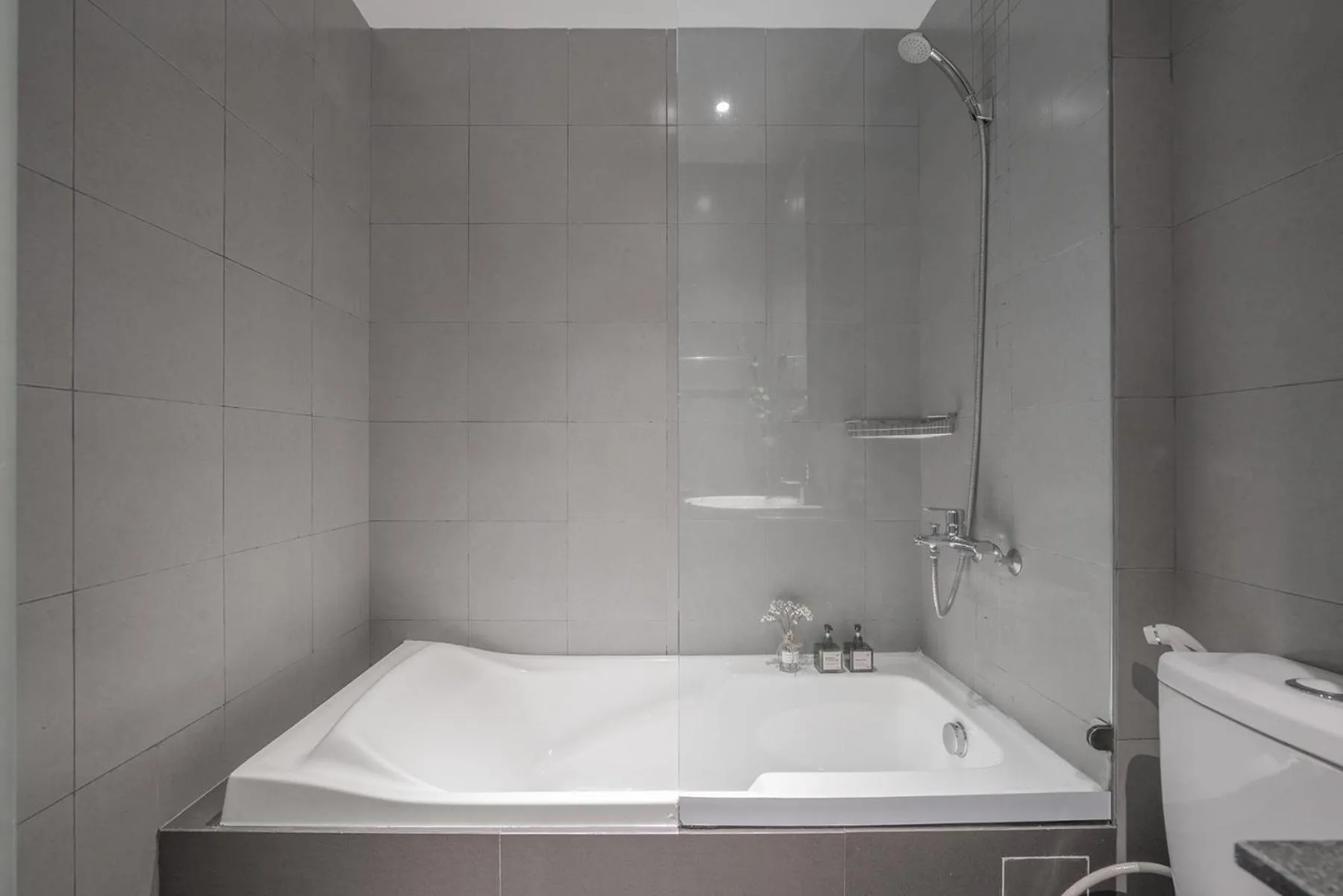 Shower in Express by M Village Thạch Thị Thanh