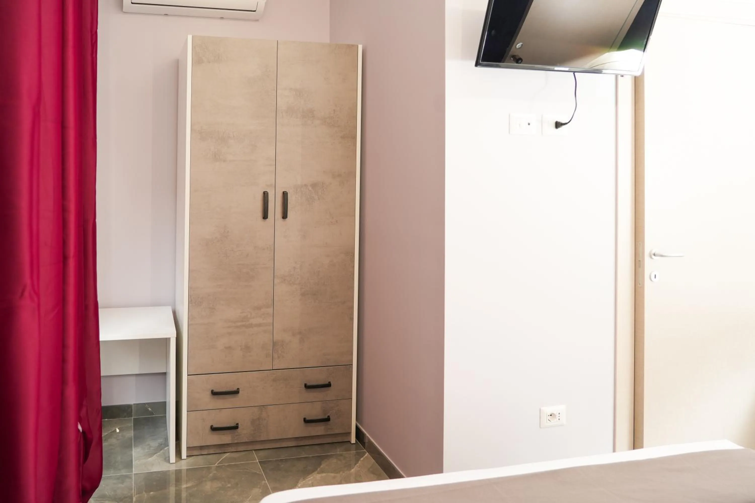 wardrobe in Napolitano Rooms - Central Station