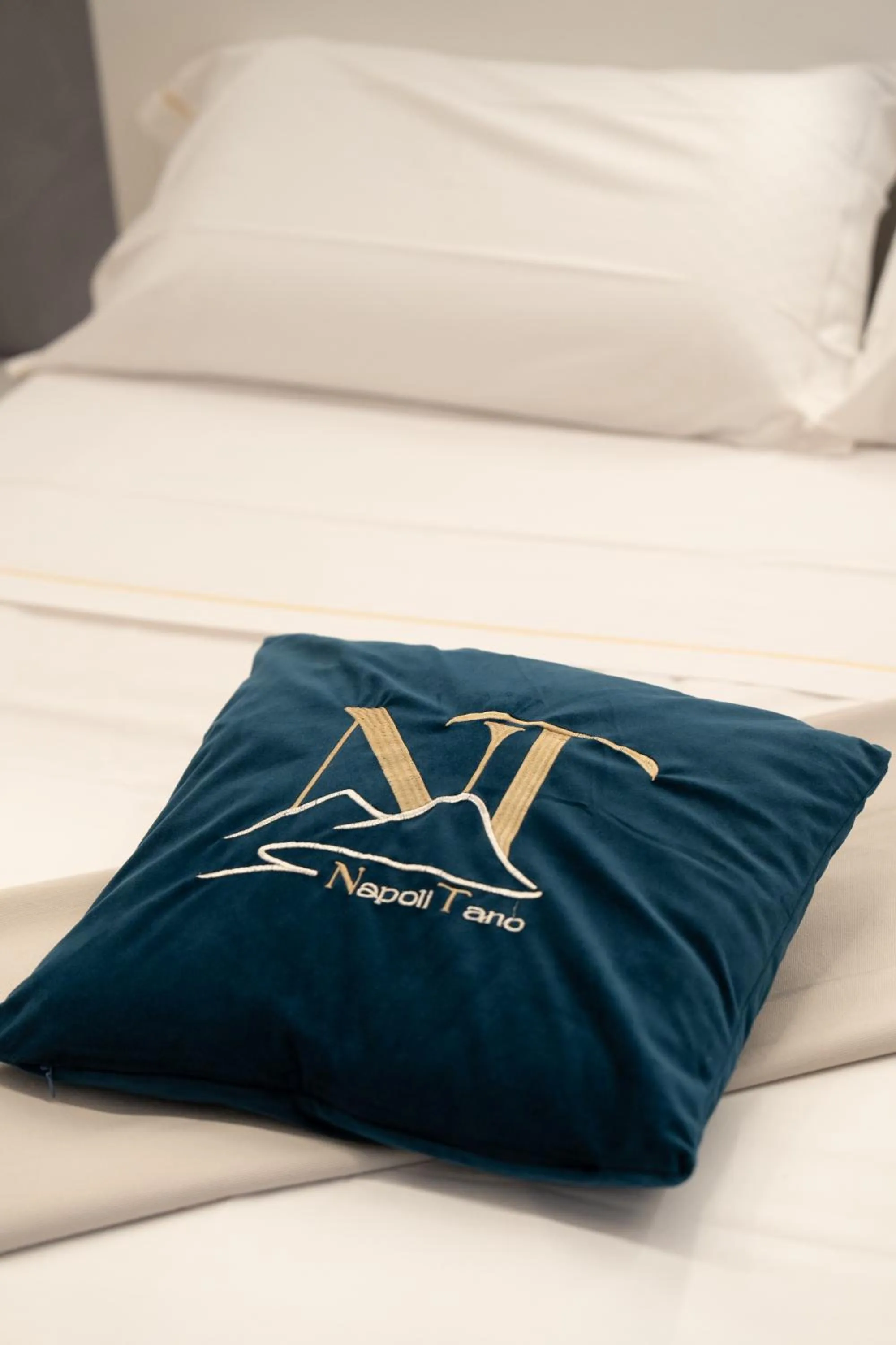 Logo/Certificate/Sign, Bed in Napolitano Rooms - Central Station