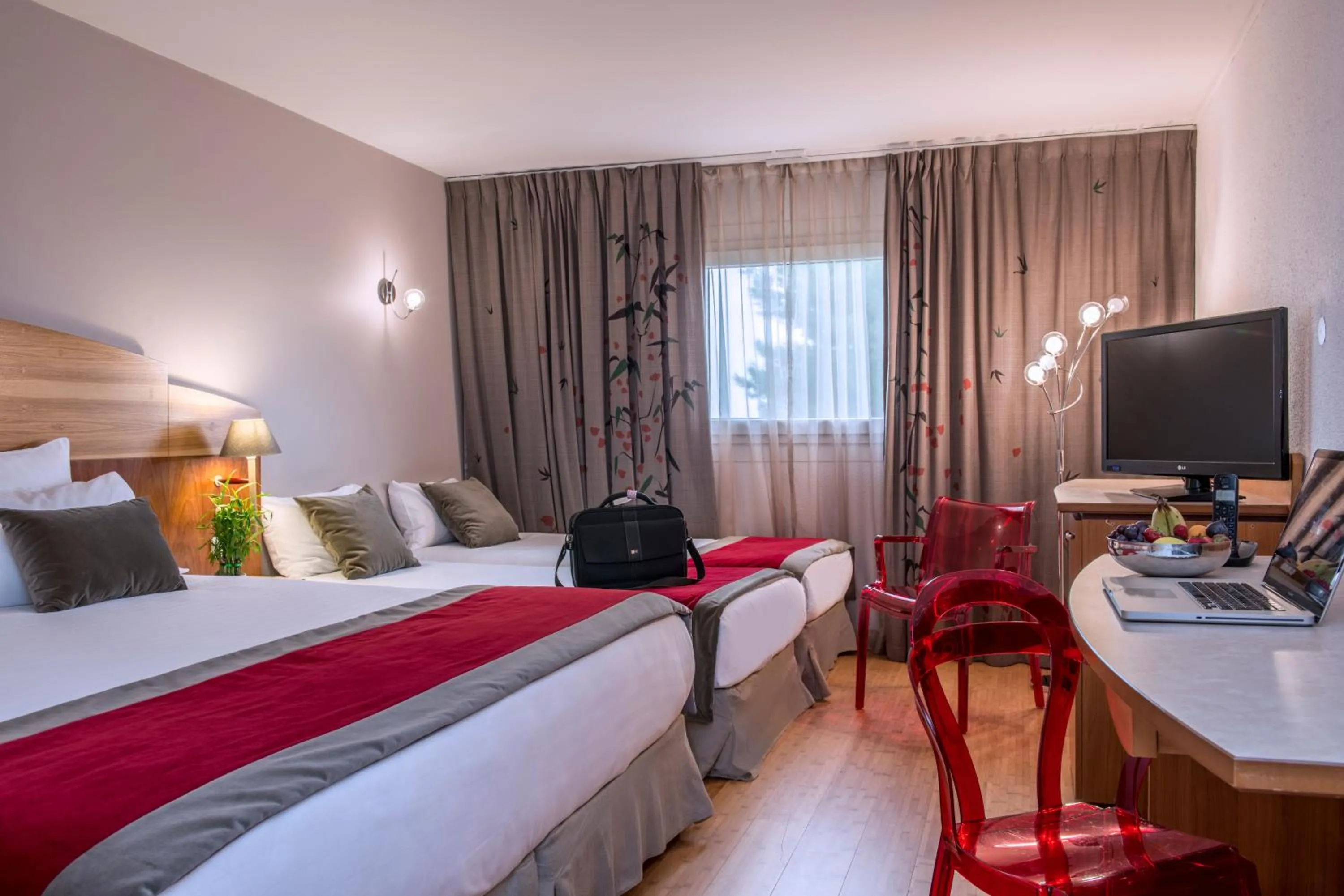 Photo of the whole room, Bed in HÔTEL C SUITES chambres spacieuses