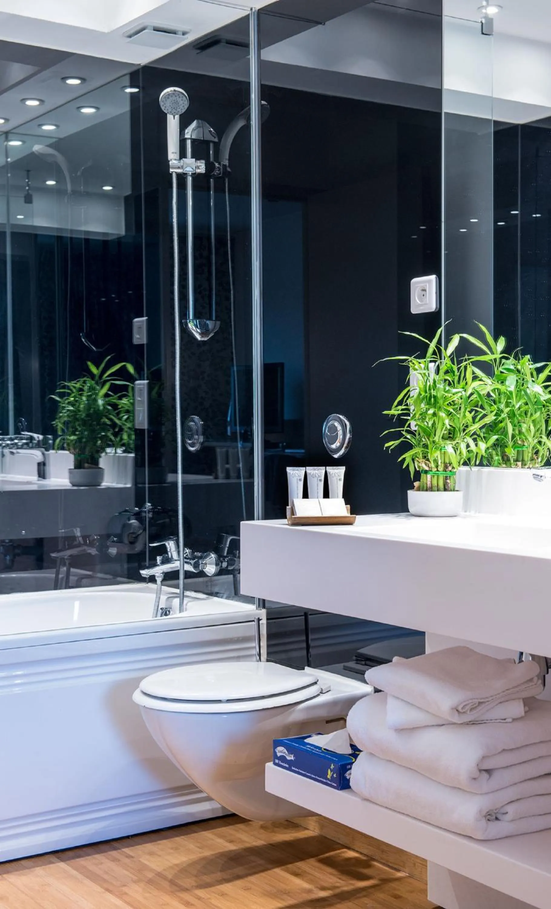 Shower in HÔTEL C SUITES chambres spacieuses