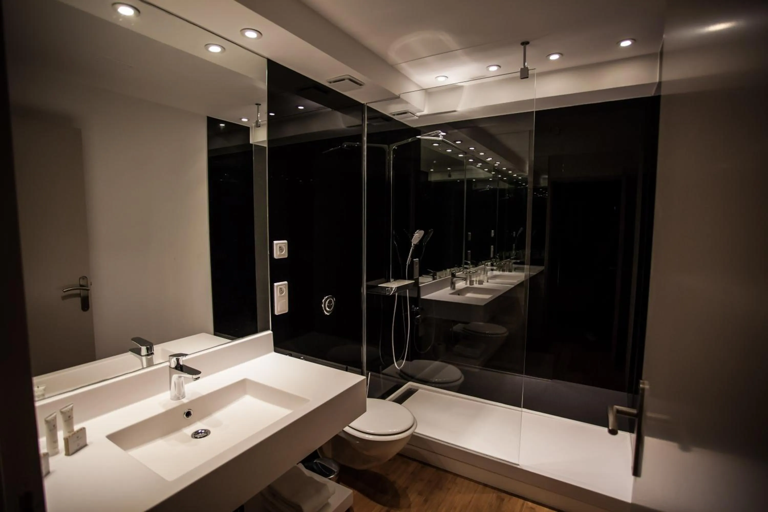 Bathroom in HÔTEL C SUITES chambres spacieuses