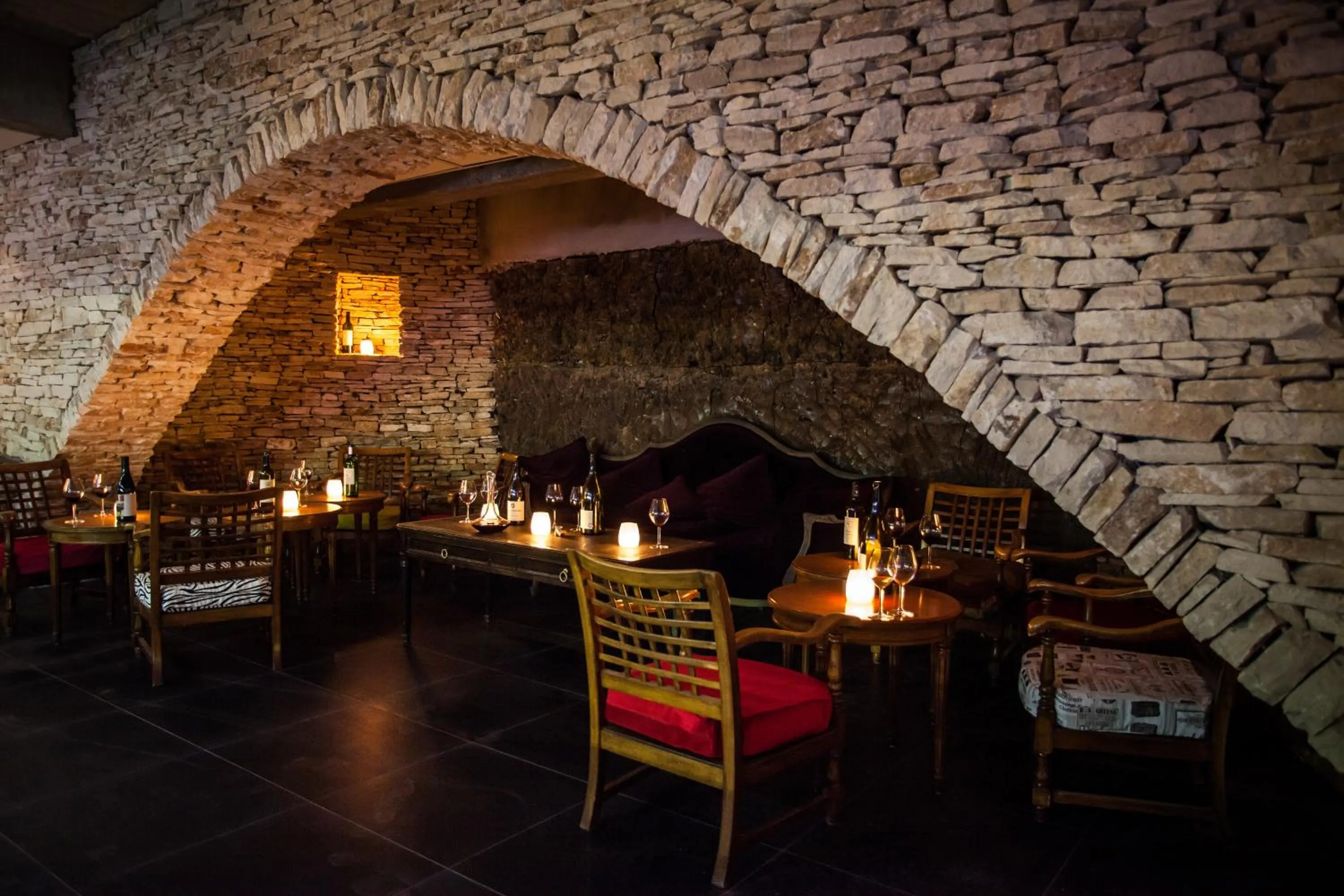 Restaurant/places to eat in HÔTEL C SUITES chambres spacieuses