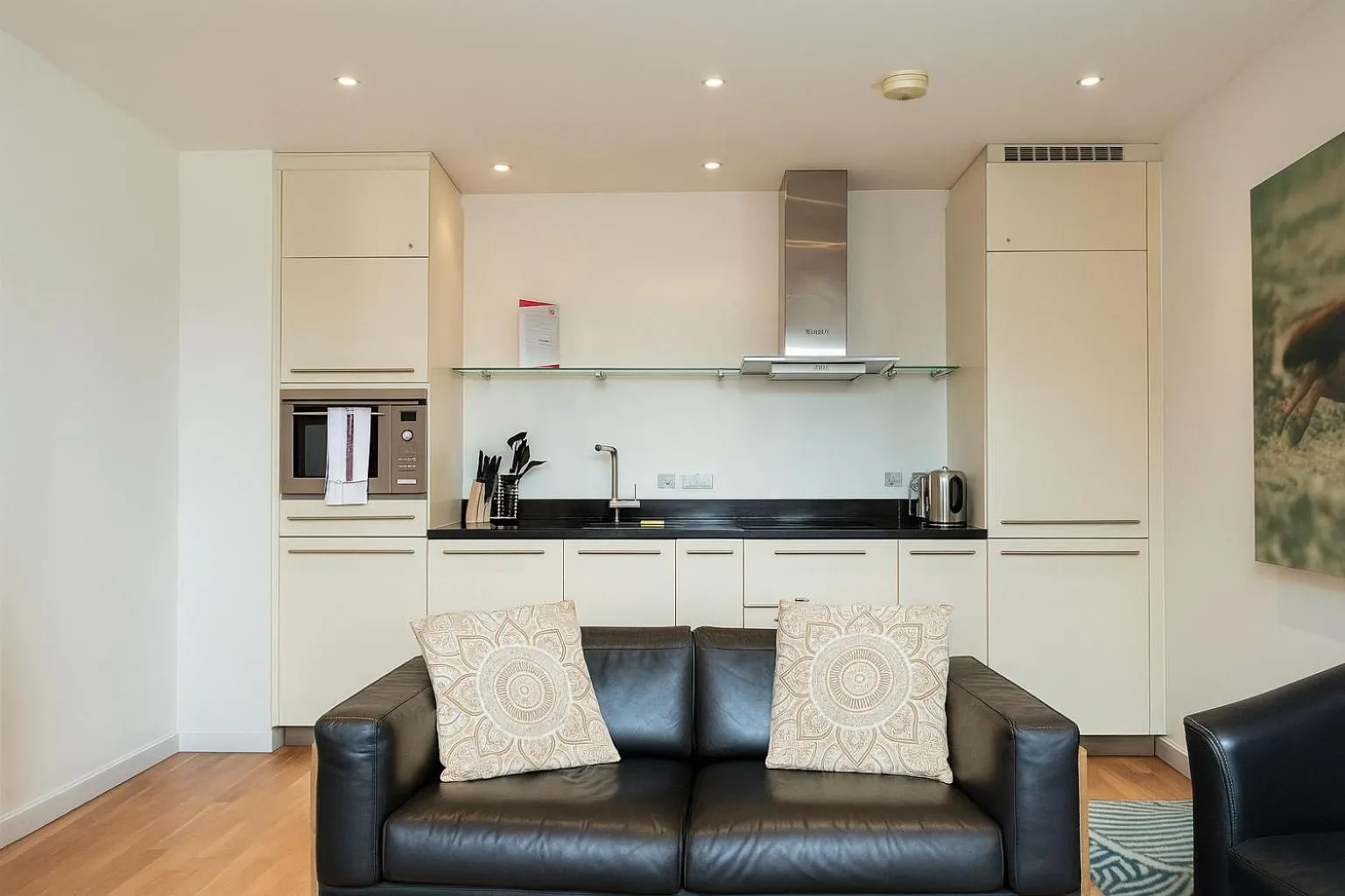 Kitchen or kitchenette in Still Life St Paul's Executive