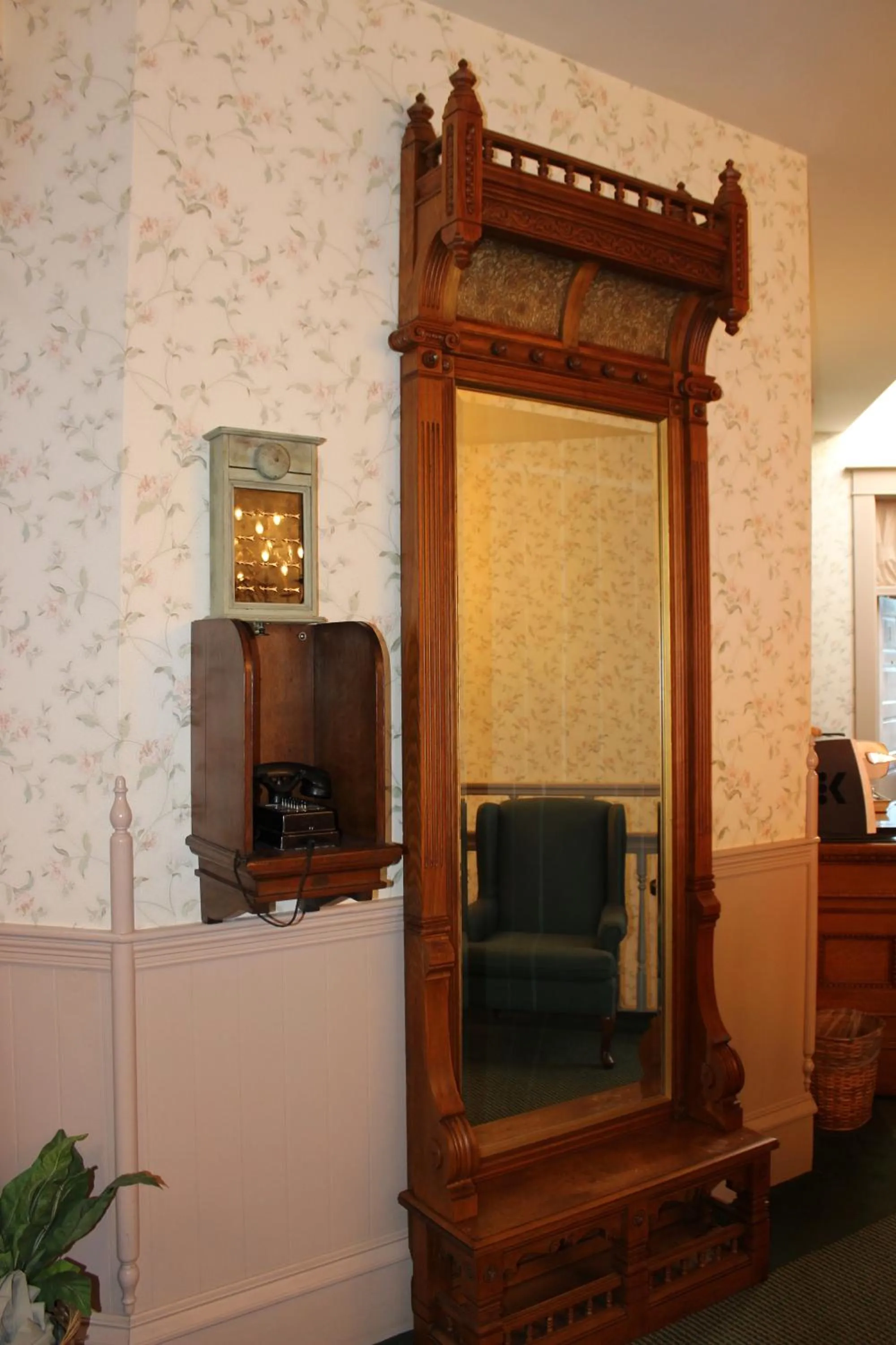 Communal lounge/ TV room in Hotel Planter