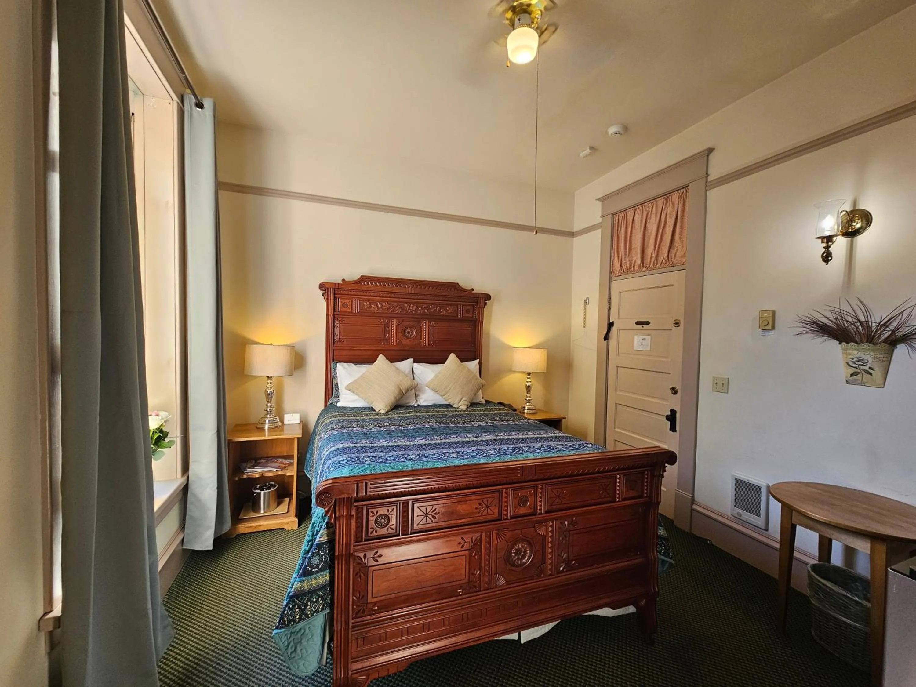 Bed in Hotel Planter