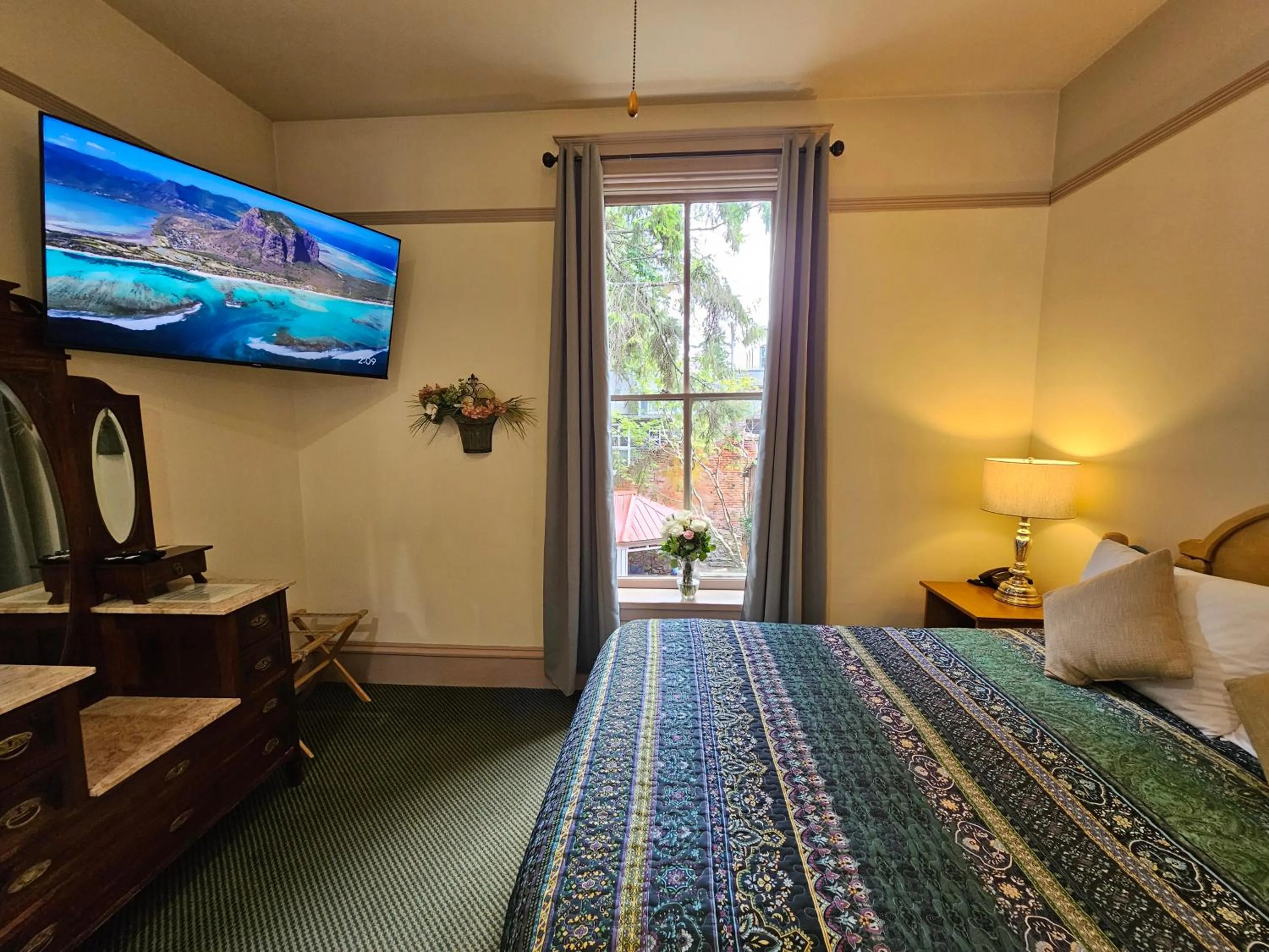 Bed in Hotel Planter