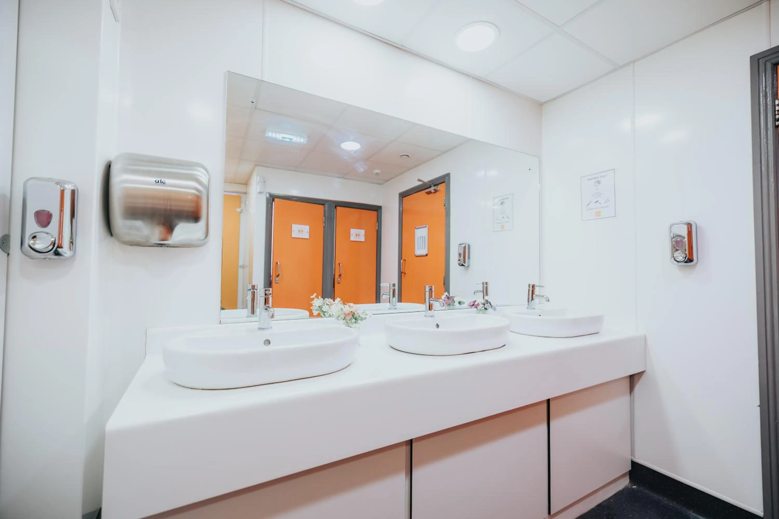 Toilet in Galway City Hostel - Solo Traveller Hostel