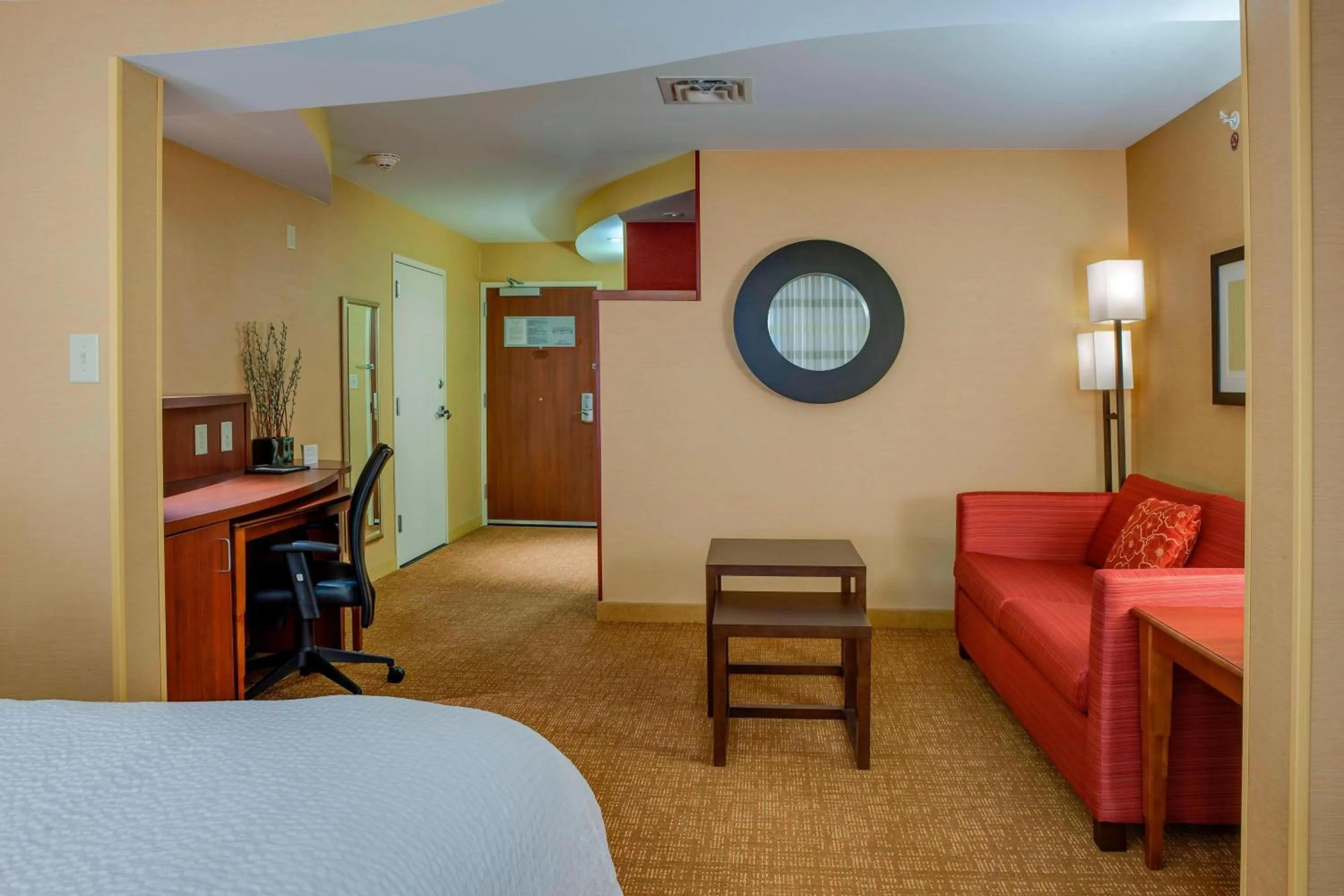 Living room, Bed in Courtyard by Marriott Indianapolis Noblesville
