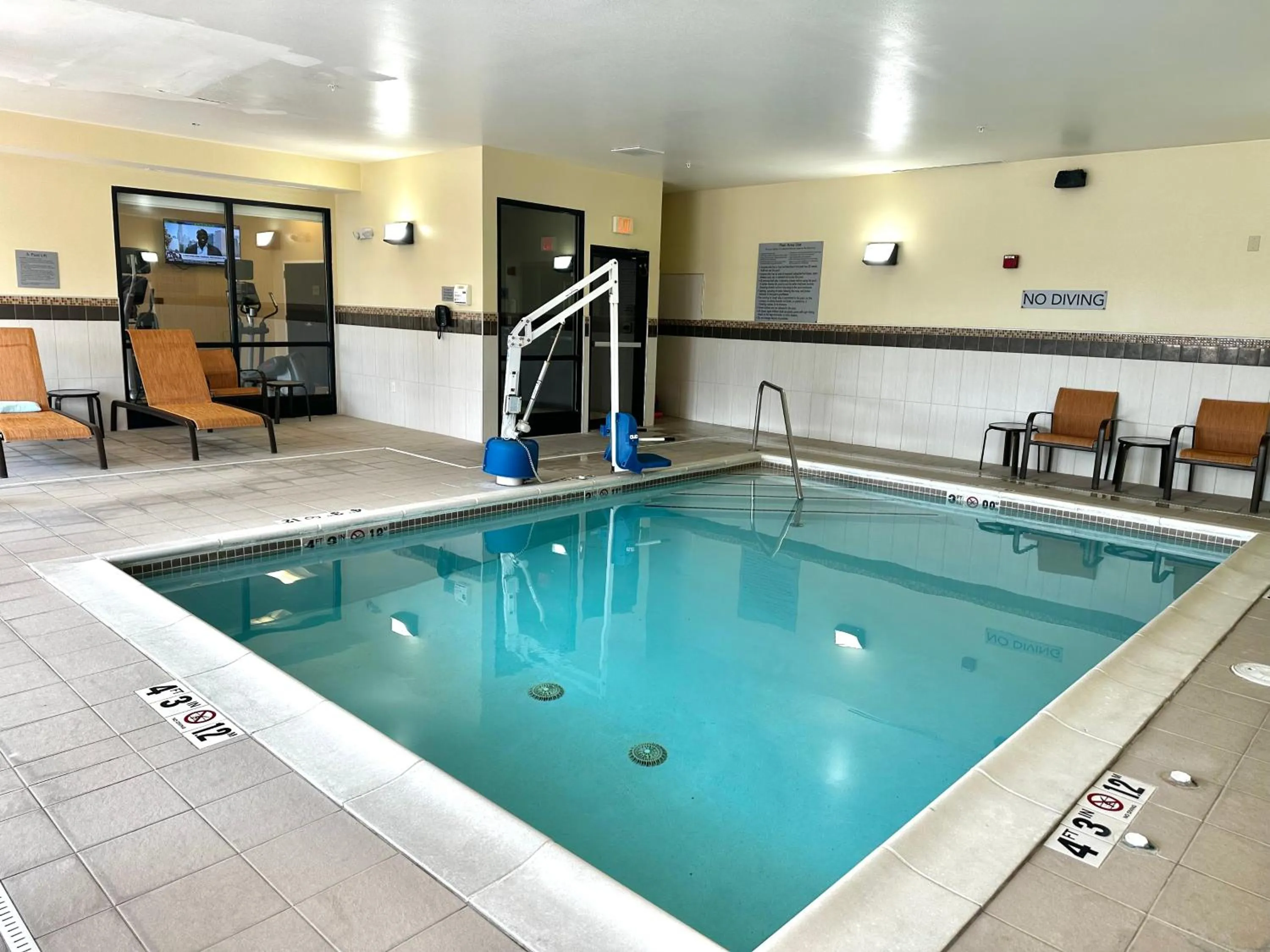 Swimming pool in Courtyard by Marriott Indianapolis Noblesville