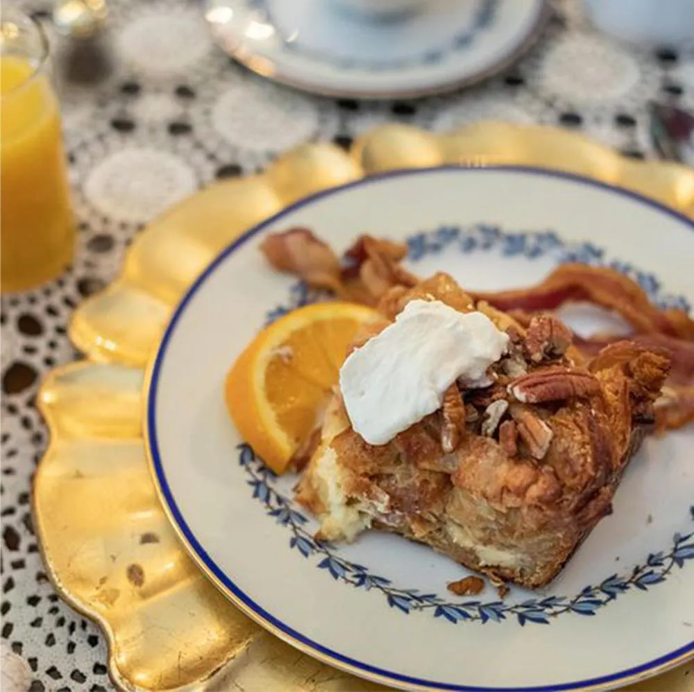 Breakfast in South Broadway Manor B&B - Near Fallingwater, Ohiopyle State Park, Hiking & Biking trails GAP