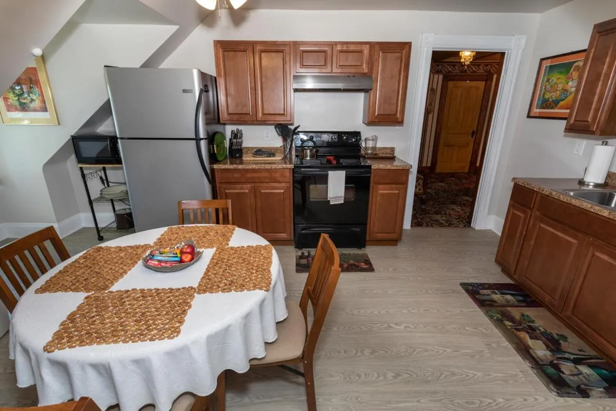 South Broadway Manor B&B - Near Fallingwater, Ohiopyle State Park, Hiking & Biking trails GAP