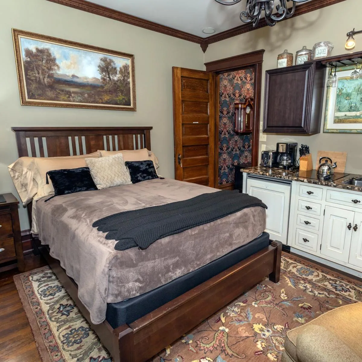 Bed in South Broadway Manor B&B - Near Fallingwater, Ohiopyle State Park, Hiking & Biking trails GAP