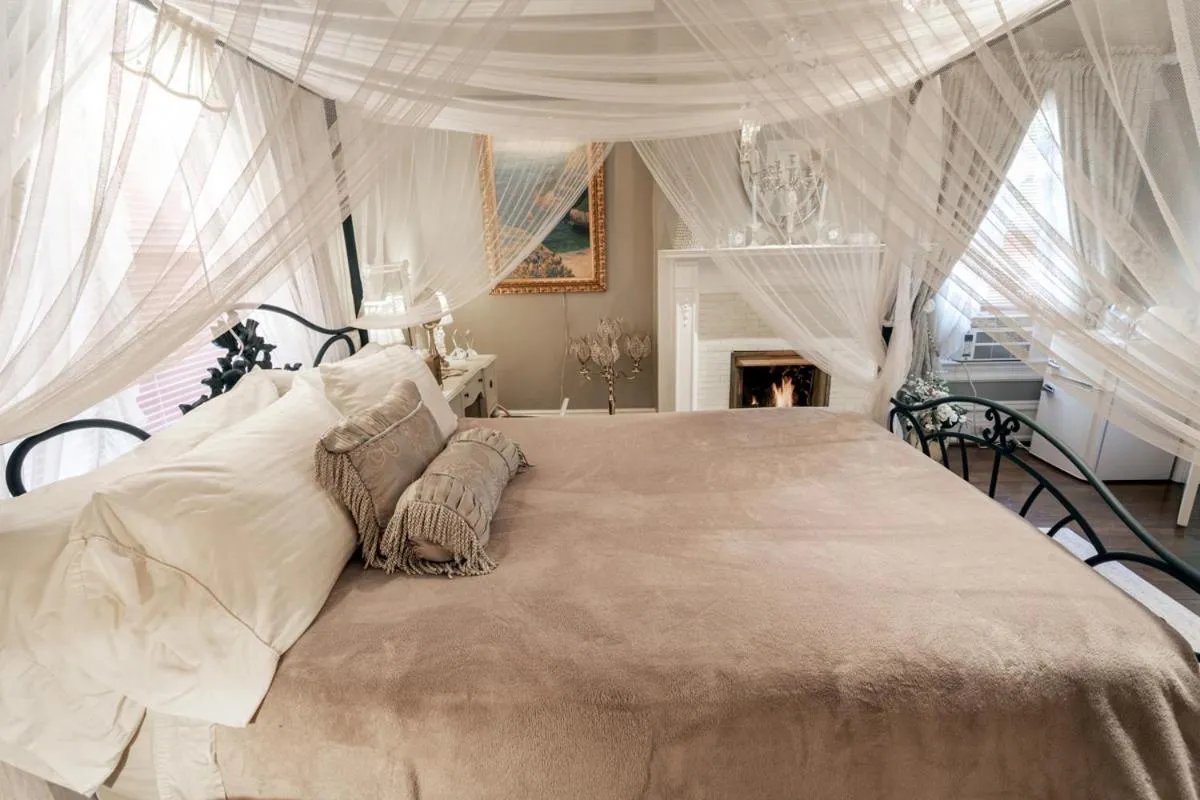 Bed in South Broadway Manor B&B - Near Fallingwater, Ohiopyle State Park, Hiking & Biking trails GAP