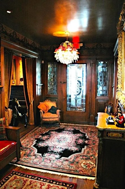 Seating area in South Broadway Manor B&B - Near Fallingwater, Ohiopyle State Park, Hiking & Biking trails GAP