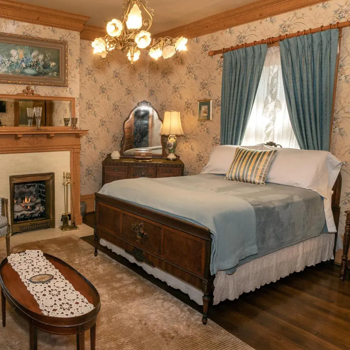 Double Room in South Broadway Manor B&B - Near Fallingwater, Ohiopyle State Park, Hiking & Biking trails GAP Double Room in South Broadway Manor B&B - Near Fallingwater, Ohiopyle State Park, Hiking & Biking trails GAP