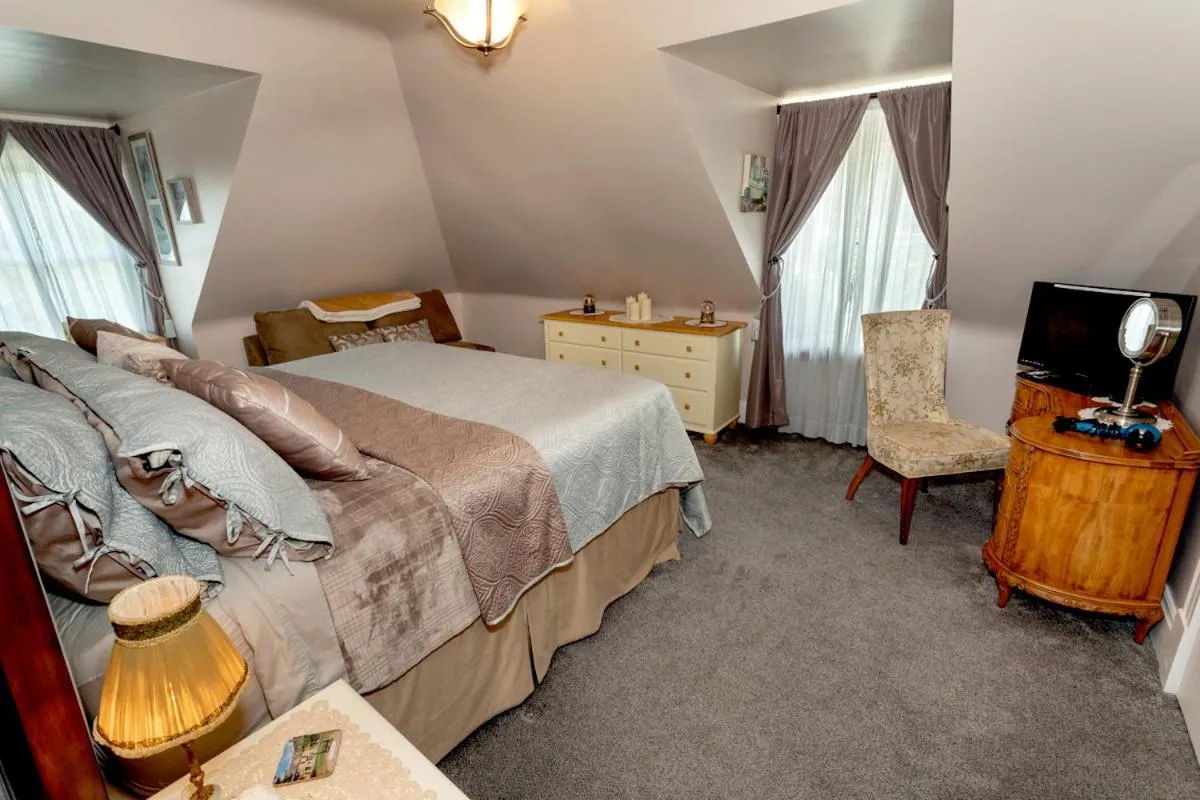 Bed in South Broadway Manor B&B - Near Fallingwater, Ohiopyle State Park, Hiking & Biking trails GAP