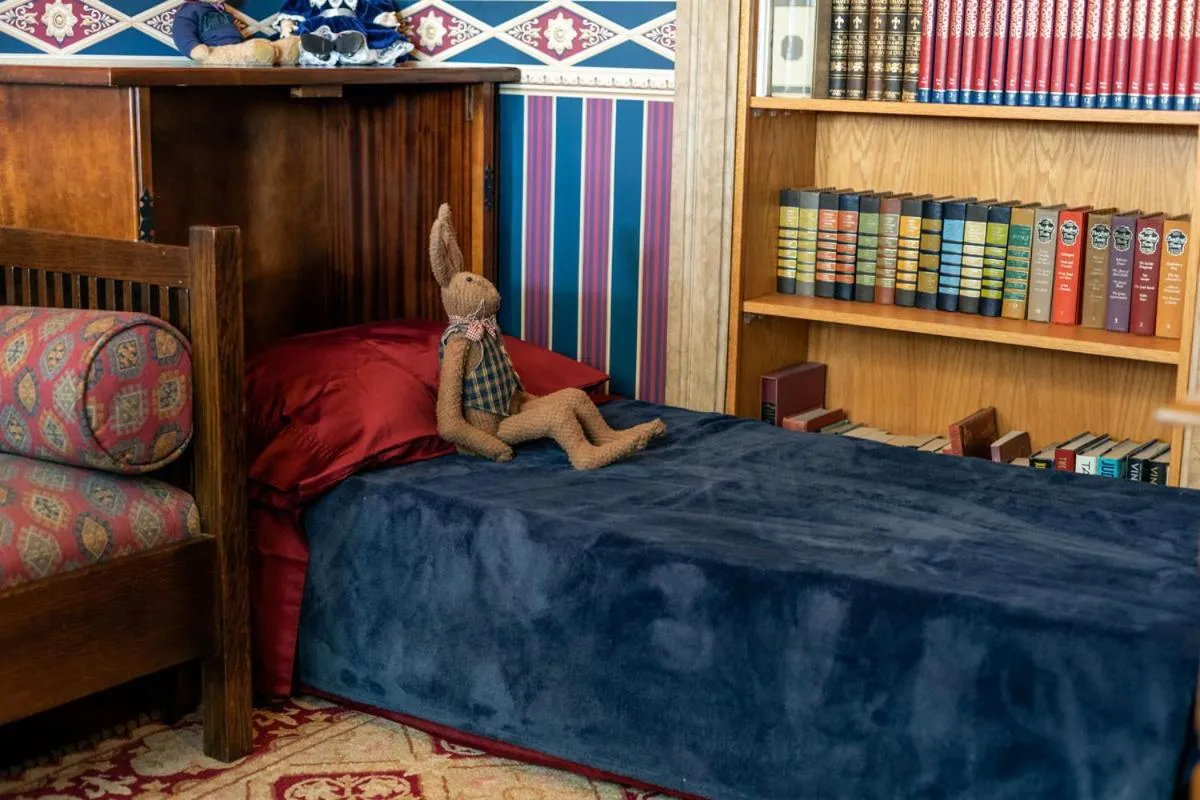 Bed in South Broadway Manor B&B - Near Fallingwater, Ohiopyle State Park, Hiking & Biking trails GAP