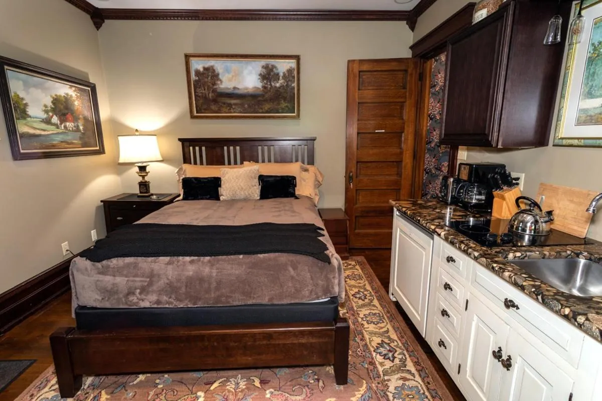 Bed in South Broadway Manor B&B - Near Fallingwater, Ohiopyle State Park, Hiking & Biking trails GAP