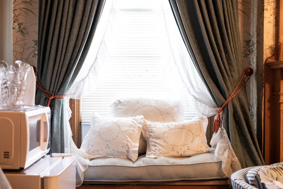 Bed in South Broadway Manor B&B - Near Fallingwater, Ohiopyle State Park, Hiking & Biking trails GAP