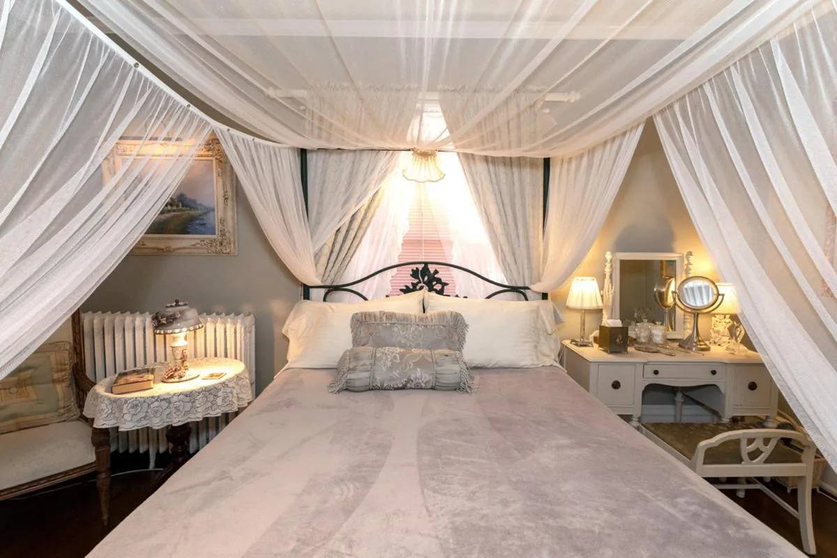 Bedroom, Bed in South Broadway Manor B&B - Near Fallingwater, Ohiopyle State Park, Hiking & Biking trails GAP