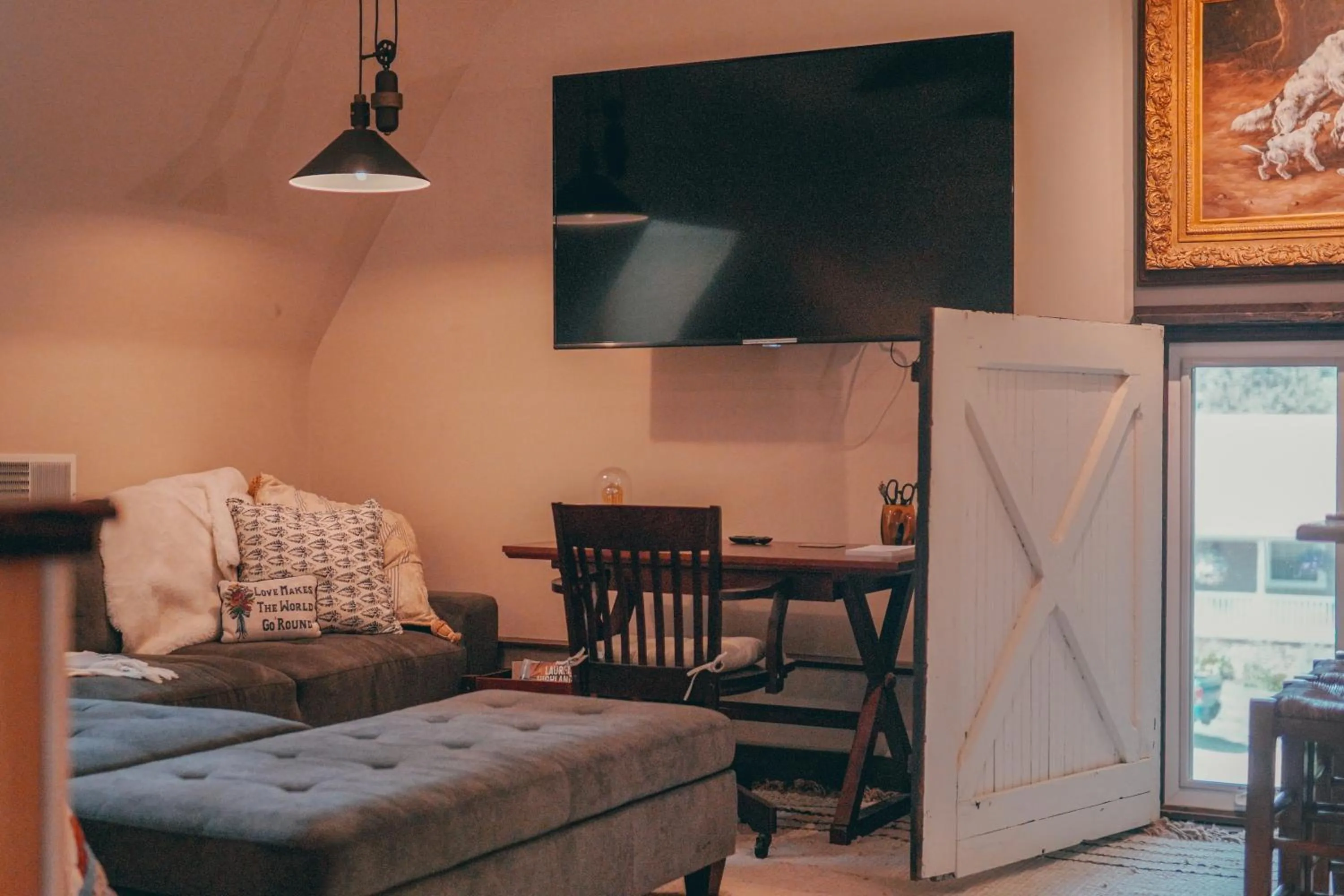 TV and multimedia in South Broadway Manor B&B - Near Fallingwater, Ohiopyle State Park, Hiking & Biking trails GAP