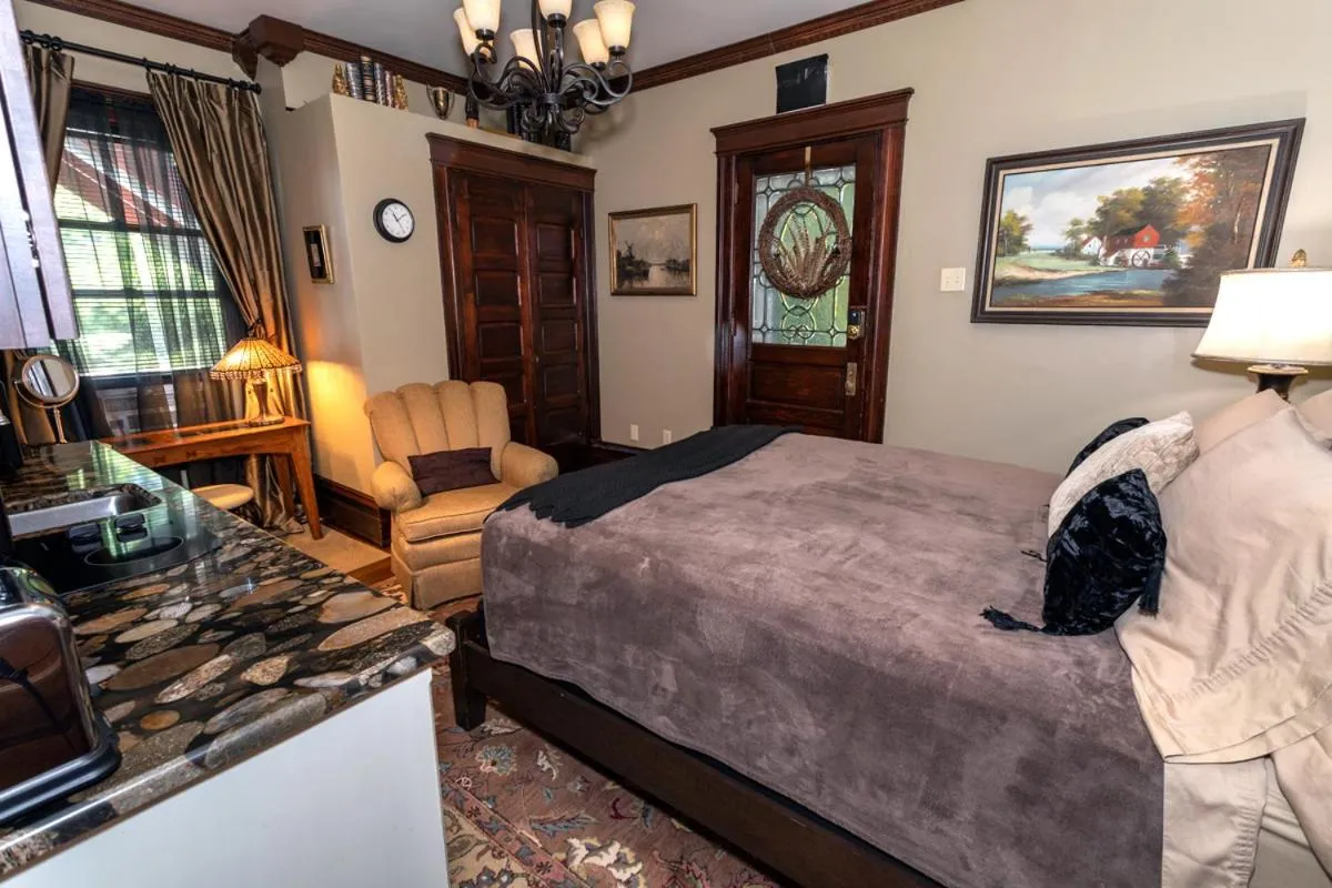 Bed in South Broadway Manor B&B - Near Fallingwater, Ohiopyle State Park, Hiking & Biking trails GAP