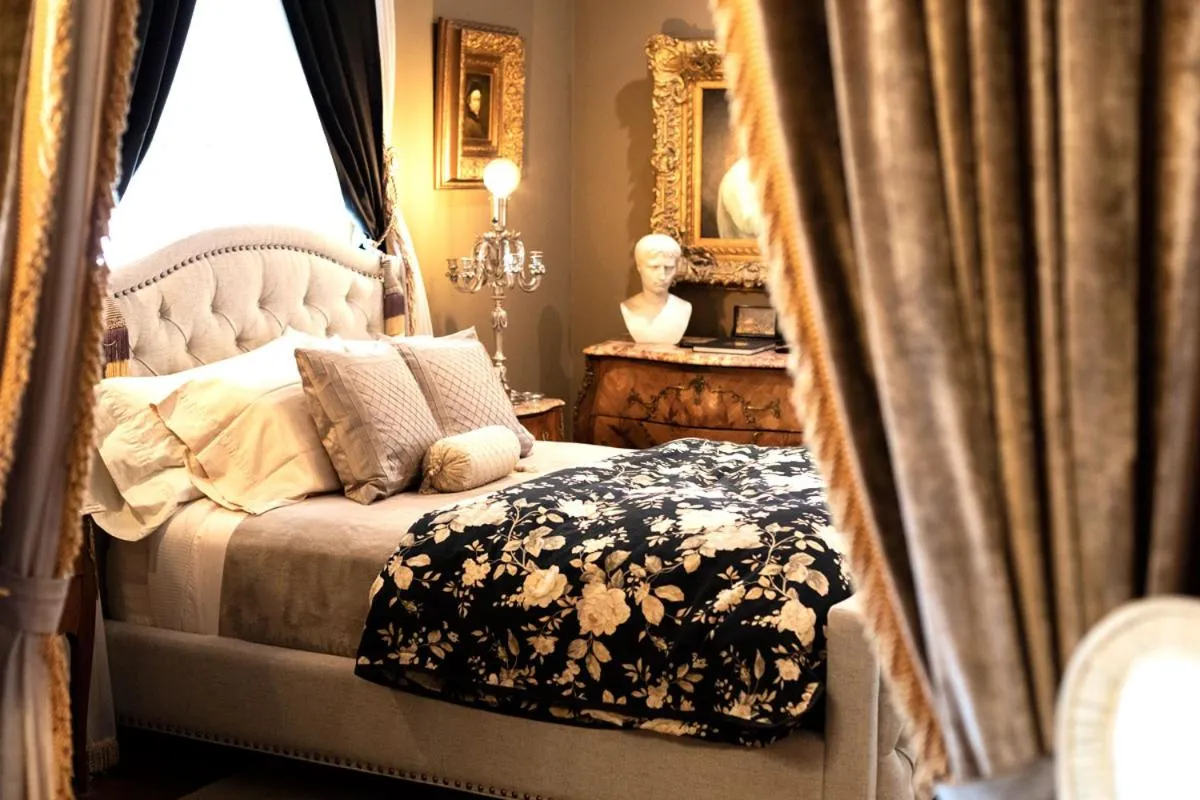 Bed in South Broadway Manor B&B - Near Fallingwater, Ohiopyle State Park, Hiking & Biking trails GAP