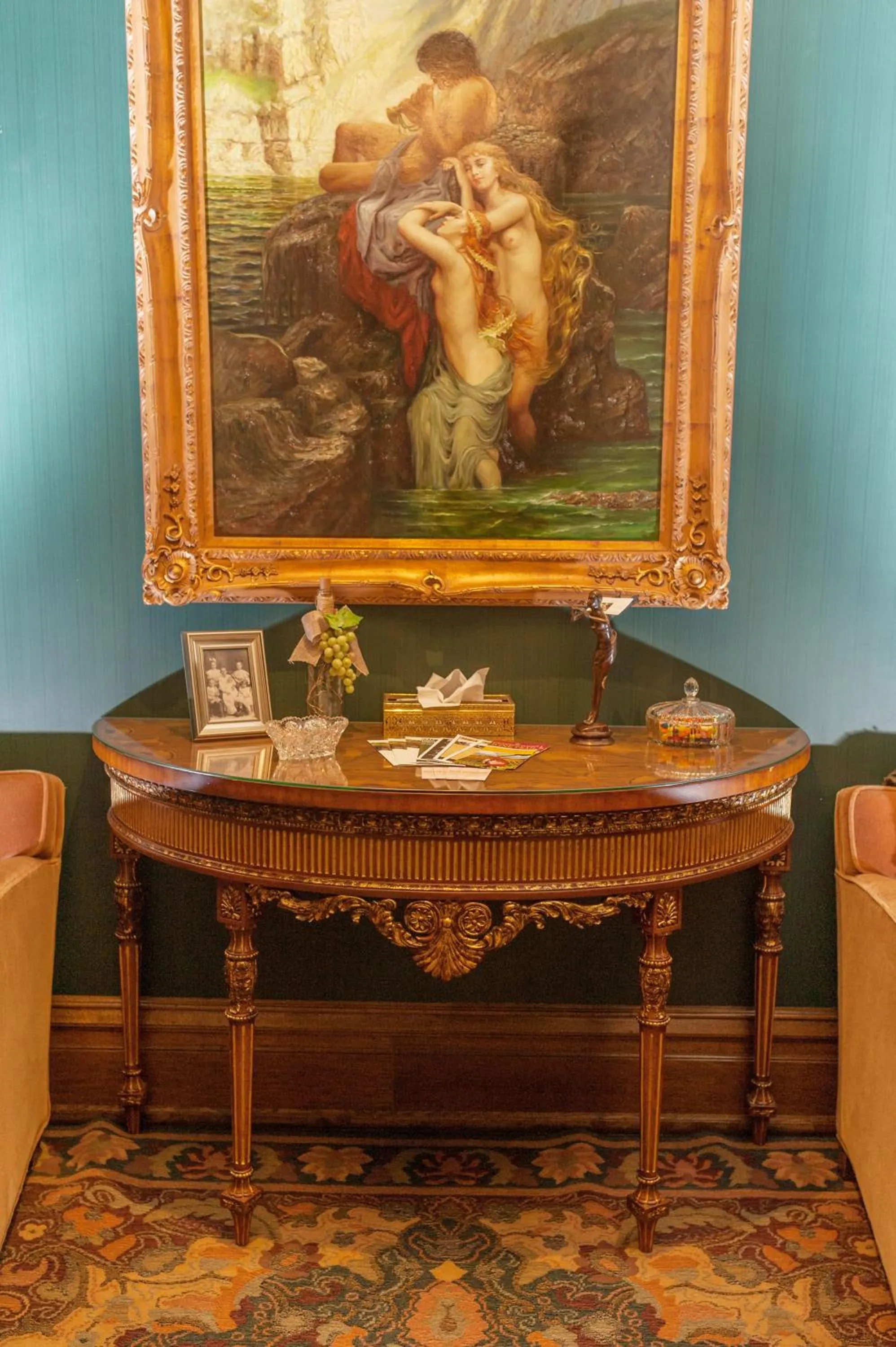 Seating area in South Broadway Manor B&B - Near Fallingwater, Ohiopyle State Park, Hiking & Biking trails GAP