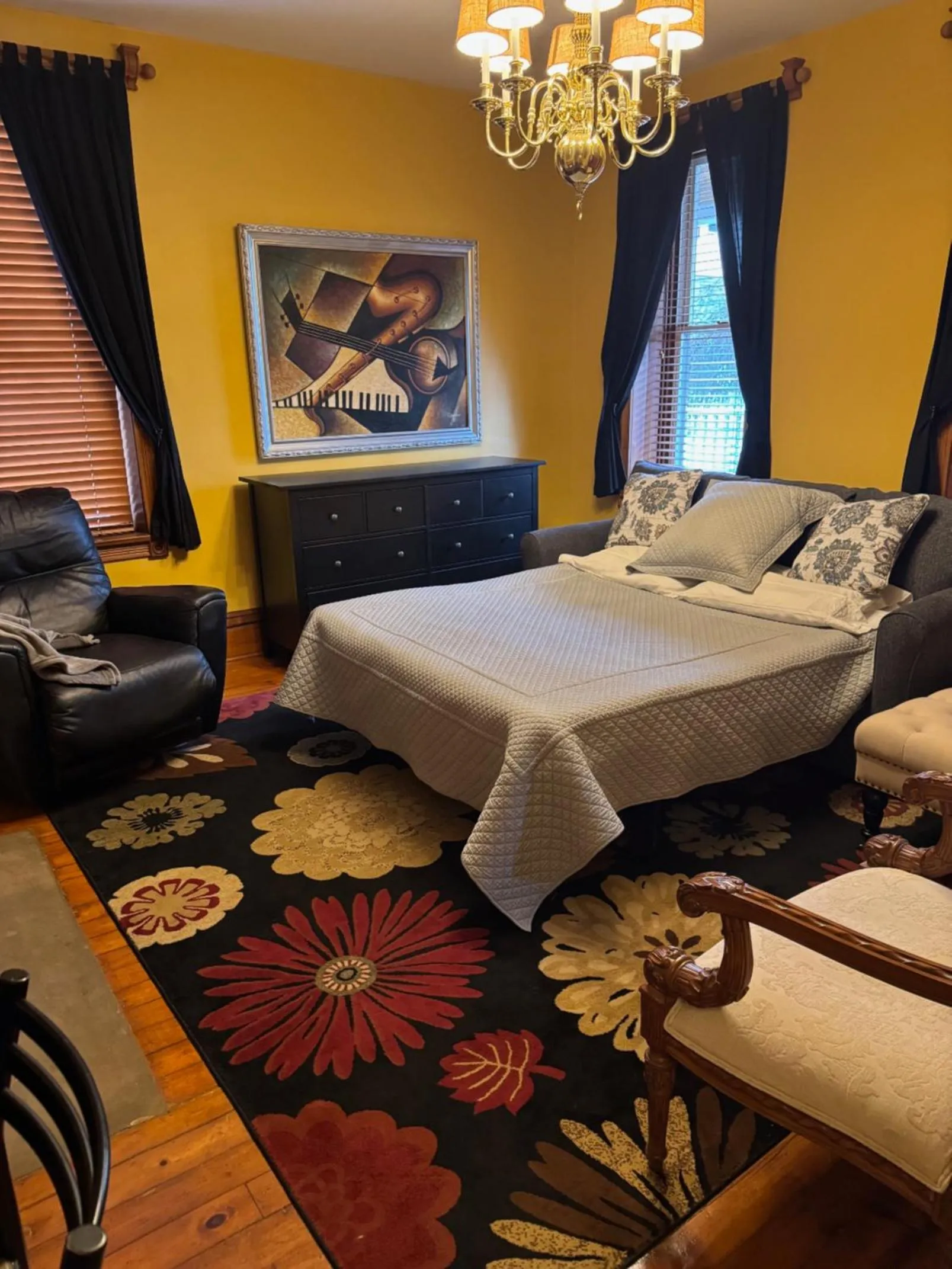 Bed in South Broadway Manor B&B - Near Fallingwater, Ohiopyle State Park, Hiking & Biking trails GAP